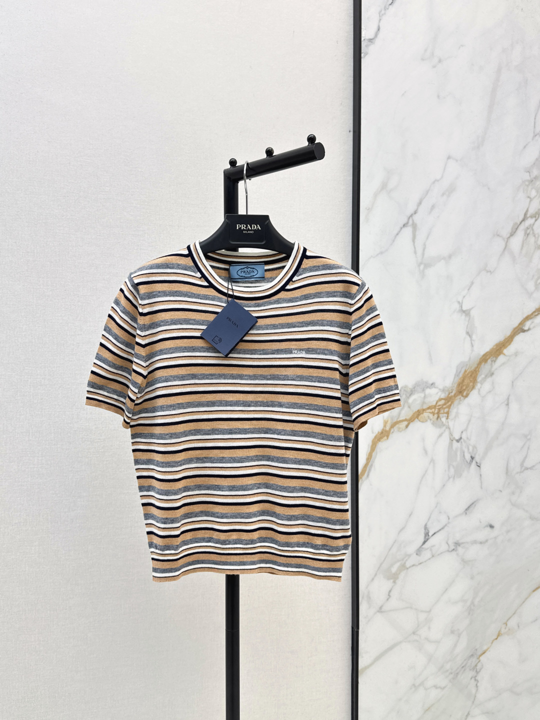 NO:839393,PD 26Ss————The latest spring and summer striped short-sleeved sweater has a great style and texture, but the basic details are perfect. The logo on the chest is low-key and noble. Close your eyes and wear it alone. It is clean and refreshing when worn alone. The black is slimming. One color ready for sale sml,, T-shirt,19860909PD 26Ss————春夏最新款条纹短袖针织衫版型质感都很绝 基础细节却满分 胸前logo低调又显贵 闭眼入 单穿内搭都干净清爽 黑色显瘦一绝 一色现货发售sml,,T-shirt,,Women's clothing