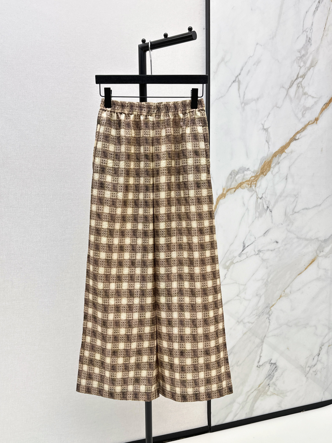 NO:839401,Fashionable niche design 26Ss————The latest spring and summer printed straight pants are not picky about body shape requirements and the upper body is particularly good!  The style of matching is also very versatile. Exquisite and advanced customization. The drape and texture are awesome. Retro and elegant. The upper body is cool and handsome, reducing age and fashionable. One color ready for sale smlxl,,19860909时髦小众设计 26Ss————春夏最新款印花直筒裤不挑剔身形要求 上身特别赞！搭配的风格也很通吃 精致高级定制 垂坠感和质感超赞 复古优雅 上身酷帅减龄时髦精 一色现货发售smlxl,,,Women's clothing