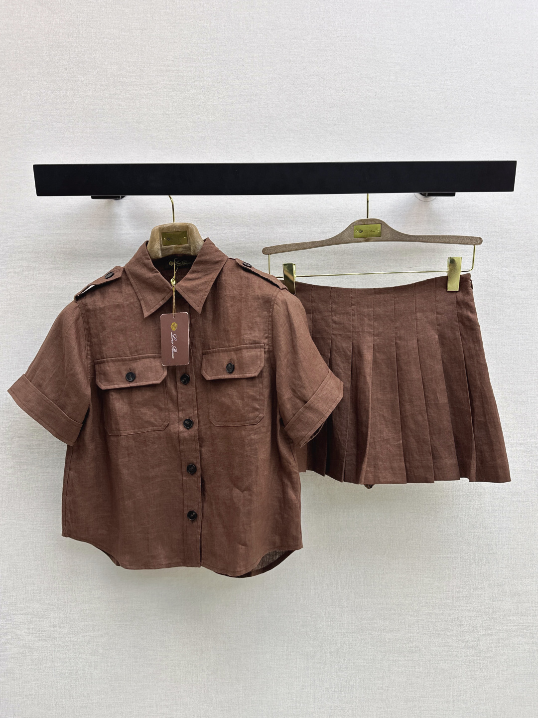NO:839368,380L 26Ss - the latest high-end caramel brown linen suit for spring and summer. Lapel double-pocket shirt + pleated skirt. A set of upper body to reduce age, college style. 3D three-dimensional version, retro elegant imported linen, refreshing, breathable and comfortable. Interpretation of lazy and casual high-end items. Temperament and playfulness are just right. One set is available. SML, loro piana, skirts, shirts,19860909380L 26Ss———春夏最新款高级焦糖棕色亚麻套装 翻领双口袋衬衫+百褶半裙 一套上身减龄学院风 3D立体版型复古优雅进口亚麻清爽透气又舒适 演绎慵懒随性的高级单品 气质与俏皮兼并的恰到好处 一套出 一色现货发售sml,,loro piana,skirts,shirts,,Women's clothing