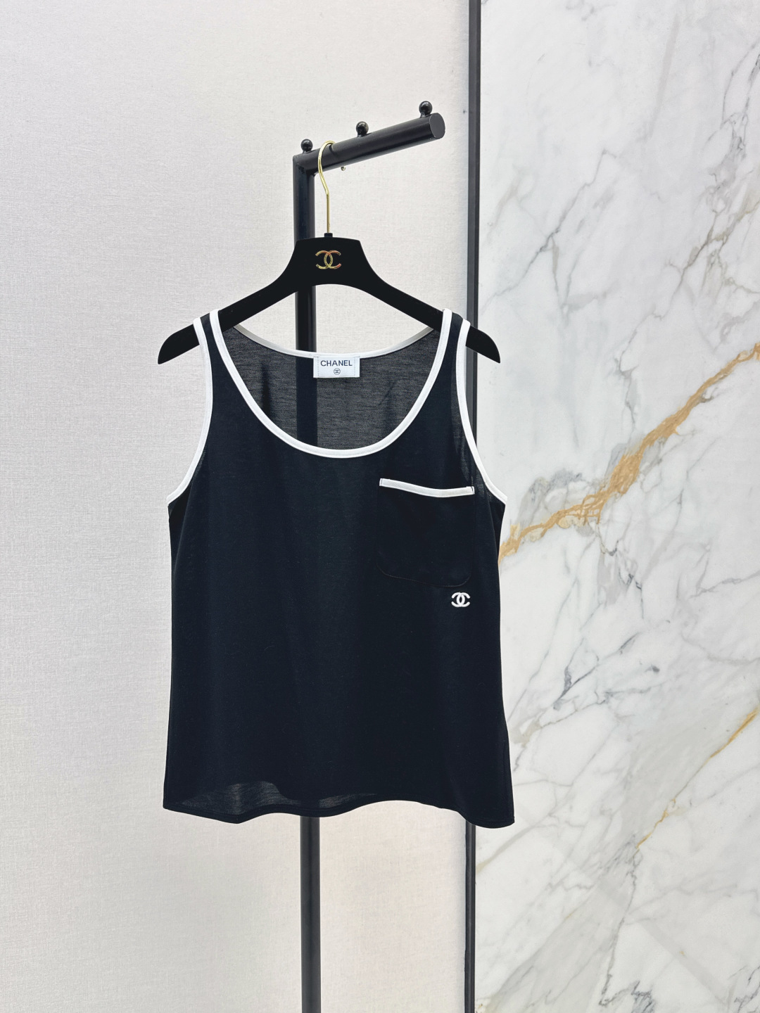 NO:840030,C Home 26Ss————The latest classic contrasting color camisole for spring and summer. The universal inner layer that is always missing in the summer wardrobe. Simple U-shaped collar. Exquisite black and white edging. Small chest pocket. Low-key double C embroidery logo. Full sense of details. Low-key, noble and unobtrusive. Soft and breathable silk fabric. The upper body feels ice-like and skin-friendly. Two colors are available now. sml,,chanel,19860909C家 26Ss————春夏最新款经典撞色吊带背心 夏天衣柜里永远缺的万能内搭 简约U型领 精致黑白包边 胸口小口袋 低调双C刺绣小标 细节感直接拉满 低调显贵不张扬 软糯透气丝绵面料 上身冰感亲肤 两色现货发售sml,,chanel,,Women's clothing