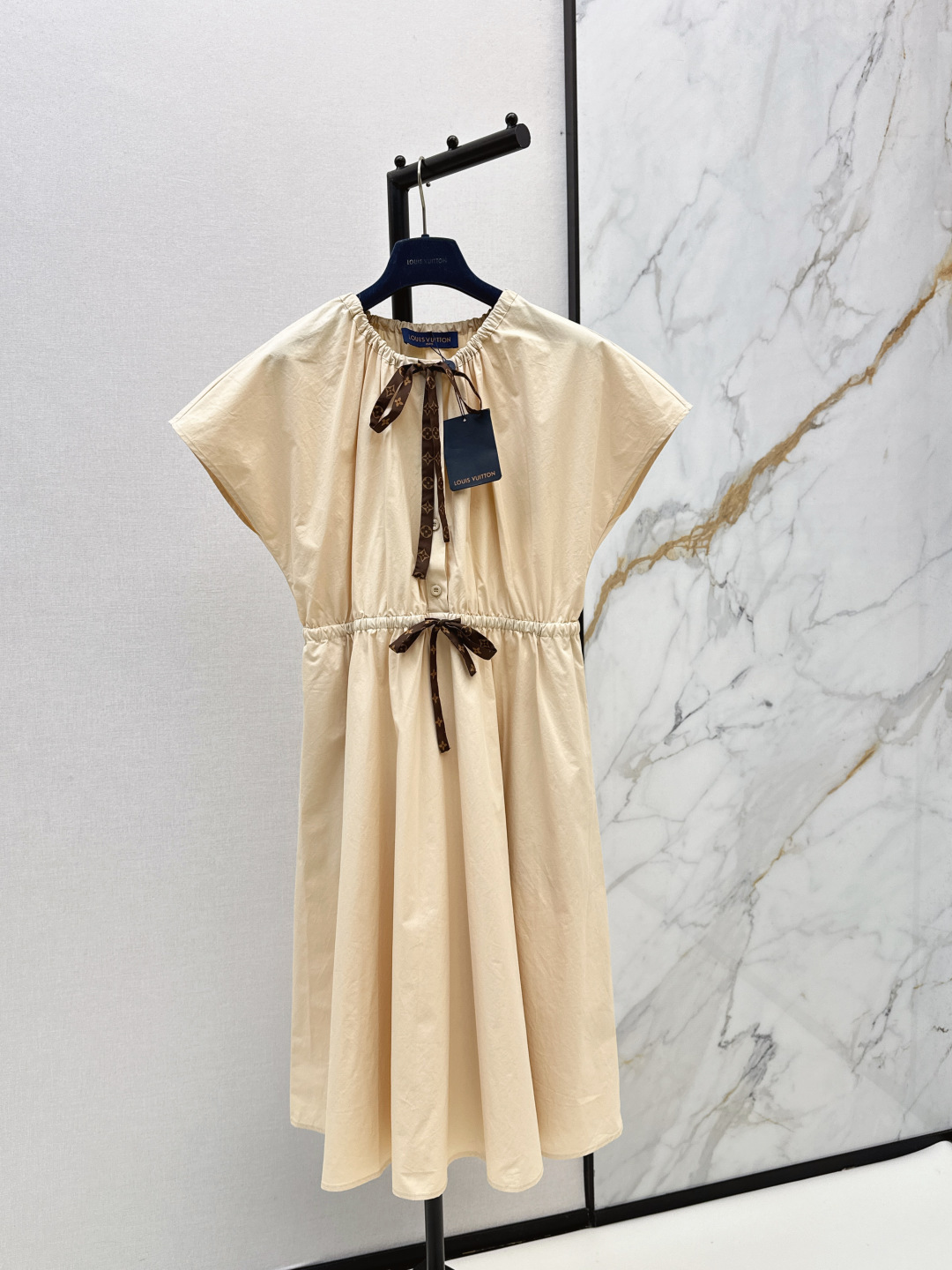 NO:839985,L Family 26Ss - the latest spring and summer long dress with drawstring design. Classic design. The upper body is exquisite and capable. It can be matched easily. The customized imported fabrics are crisp and stylish. Full of high-end sense. One color ready for sale sml,, louis vuitton, skirts,19860909L家 26Ss———春夏最新款绑带抽绳设计长款连衣裙 经典款设计 上身精致又干练得体 搭配起来随心应手 定制的进口面料挺括有型 满满的高级感 一色现货发售sml,,louis vuitton,skirts,,Women's clothing