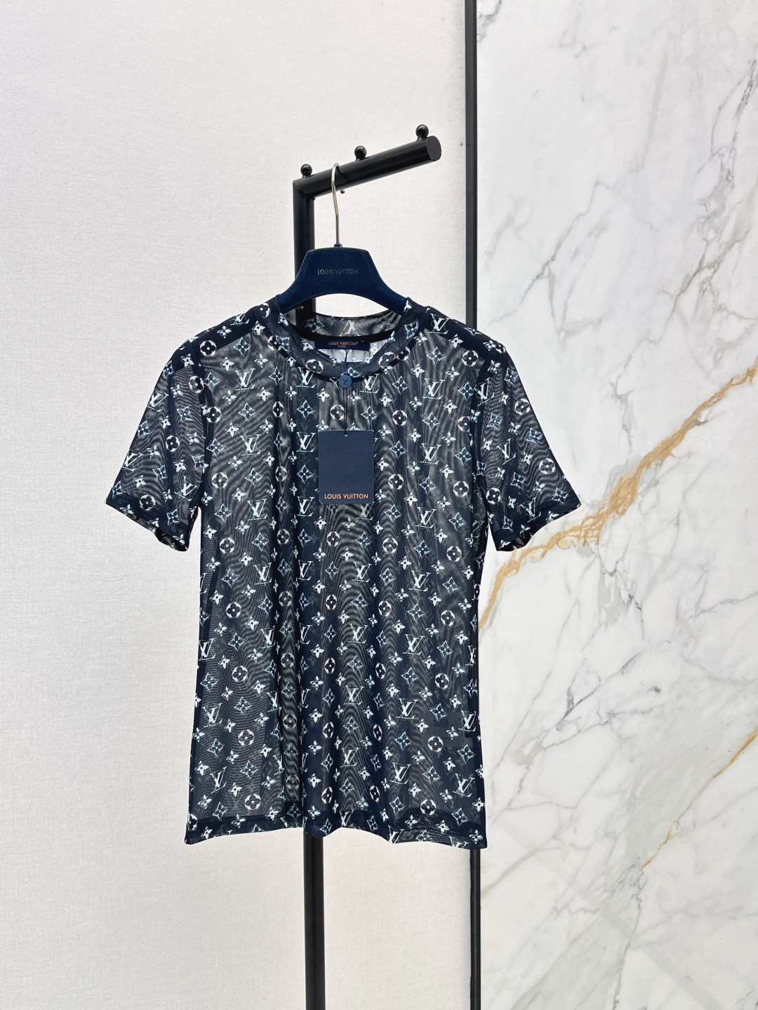 NO:839991,L's 26Ss - the latest spring and summer Monograw printed mesh top is high-end and elegant. It is soft and elastic and very comfortable. It has a full sense of high-end wear. Semi-see-through innovative fabric is light and soft. The real thing is very good. It is tight and shows the figure. The upper body is fashionable and versatile. One color ready for sale sml,, louis vuitton,19860909L家 26Ss———春夏最新款Monograw渗透印花网纱上衣高级大气 柔软弹力很舒服 满满的穿搭高级感 半透视创新面料 轻盈柔软 实物非常赞 紧身显身材 上身洋气百搭 一色现货发售sml,,louis vuitton,,Women's clothing