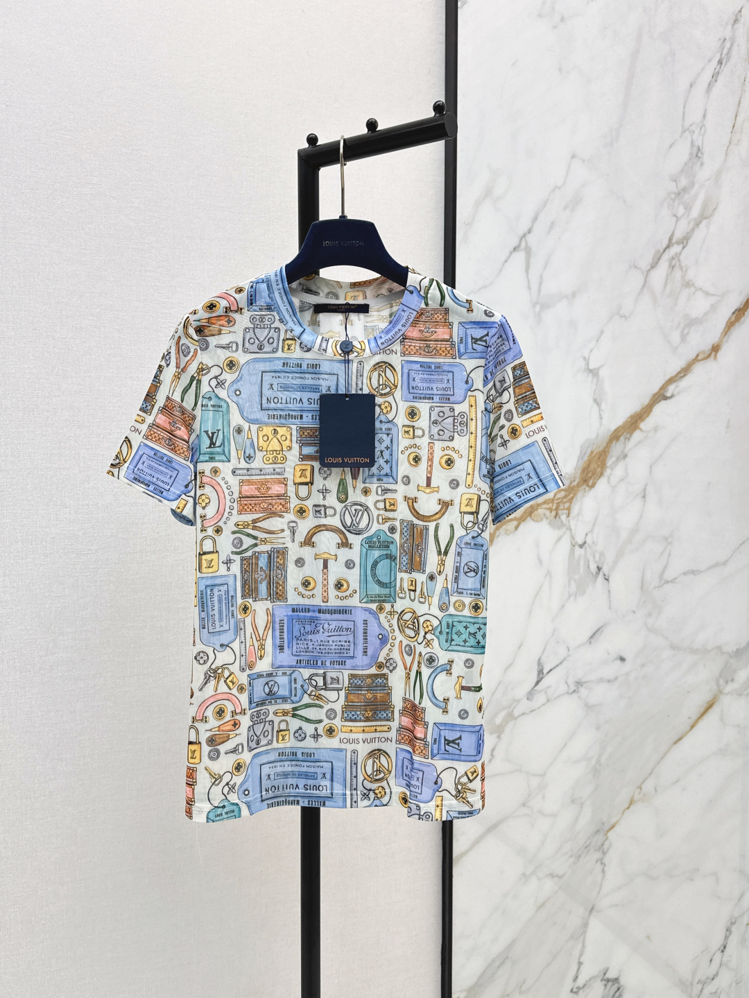 NO:839998,L's 26Ss - the latest spring and summer Monograw printed mesh top is high-end and elegant. It is soft and elastic and very comfortable. It has a full sense of high-end wear. Semi-see-through innovative fabric is light and soft. The real thing is very good. It is tight and shows the figure. The upper body is fashionable and versatile. One color ready for sale sml,, louis vuitton,19860909L家 26Ss———春夏最新款Monograw渗透印花网纱上衣高级大气 柔软弹力很舒服 满满的穿搭高级感 半透视创新面料 轻盈柔软 实物非常赞 紧身显身材 上身洋气百搭 一色现货发售sml,,louis vuitton,,Women's clothing