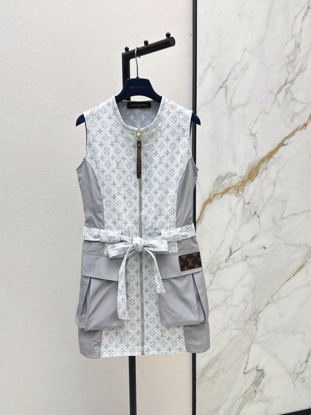NO:840004,L Family 26Ss————The latest classic presbyopic sleeveless dress for spring and summer. It is fashionable and low-key. It has a luxurious and high-end temperament. The version is versatile and not picky. Two colors are available in stock. sml, louis vuitton, skirts,19860909L家 26Ss————春夏最新款经典老花无袖连衣裙时髦低调 气质又奢华高级 版型百搭不挑人 两色现货发售sml,,louis vuitton,skirts,,Women's clothing