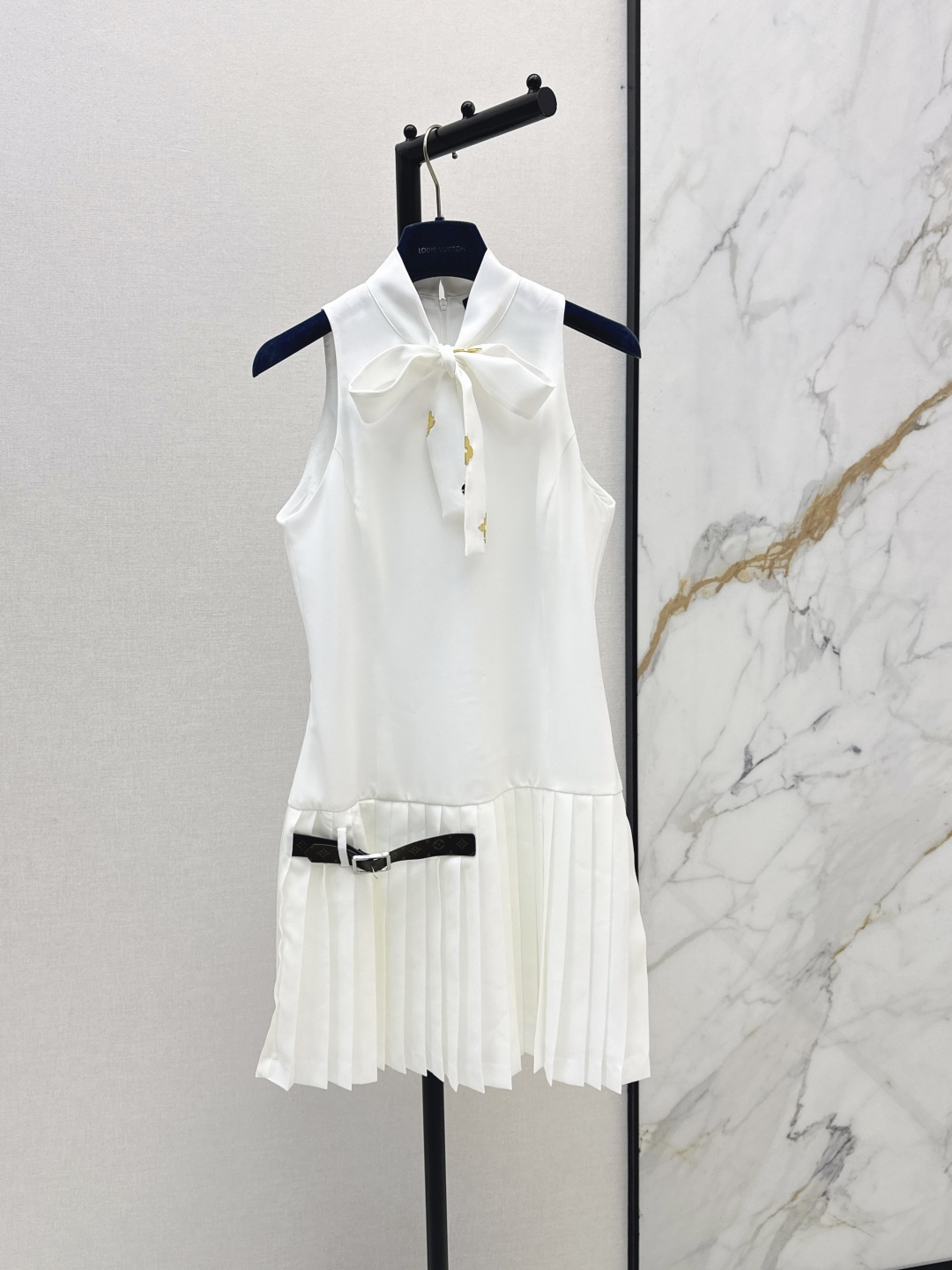 NO:840016,L Family 26Ss————The latest spring and summer hardware-embellished ribbon sleeveless dress is fashionable and low-key, with a luxurious and high-end temperament. The version is versatile and not picky. One color is available for sale sml,, louis vuitton, skirts,19860909L家 26Ss————春夏最新款五金装饰飘带无袖连衣裙时髦低调 气质又奢华高级 版型百搭不挑人 一色现货发售sml,,louis vuitton,skirts,,Women's clothing
