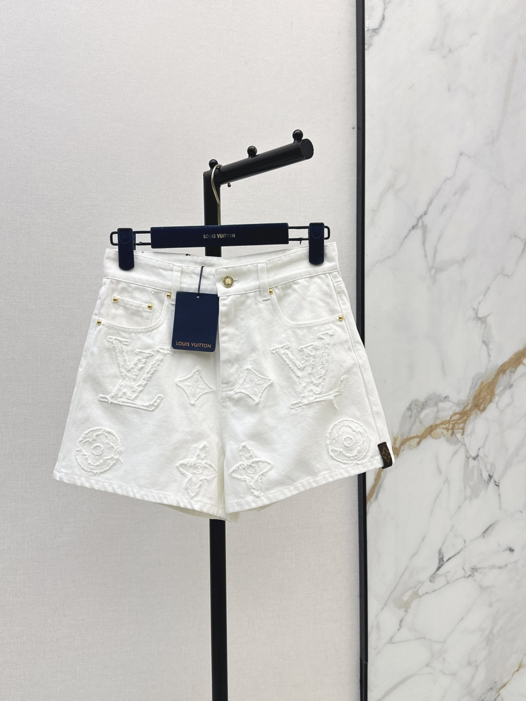 NO:840022,L's 26Ss - the latest spring and summer custom-made imported density Monograw jacquard denim shorts, cut raw edge fabric, special material and texture. Paying great attention to every small detail, just the right sense of high-end, three-dimensional tailoring, making the upper body of the garment more refined and foreign-style. The real thing is great. Two colors are available for sale sml,, louis vuitton, shorts,19860909L家 26Ss———春夏最新款定制进口密度Monograw提花牛仔短裤剪毛边面料特殊材质有肌理感 每个小细节都非常注重 恰到好处的高级感 立体剪裁 让成衣上身更为精致洋气 实物太赞啦 两色现货发售sml,,louis vuitton,shorts,,Women's clothing
