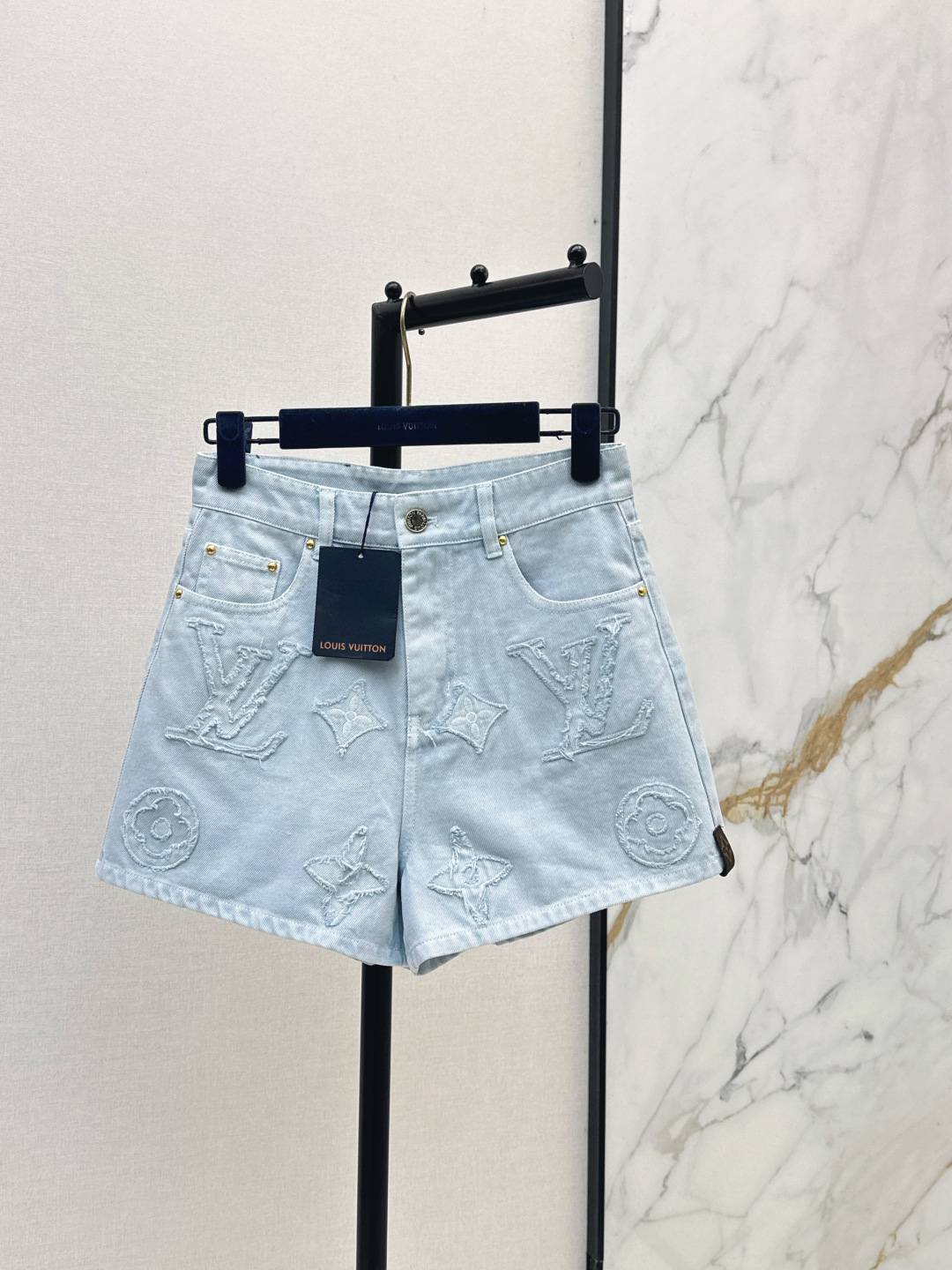 NO:840027,L's 26Ss - the latest spring and summer custom-made imported density Monograw jacquard denim shorts, cut raw edge fabric, special material and texture. Every small detail is paid great attention to. Just the right sense of high-end. Three-dimensional tailoring makes the upper body of the garment more refined and western. The real thing is amazing. Two colors are available for sale sml m,, louis vuitton, shorts,19860909L家 26Ss———春夏最新款定制进口密度Monograw提花牛仔短裤剪毛边面料特殊材质有肌理感 每个小细节都非常注重 恰到好处的高级感 立体剪裁 让成衣上身更为精致洋气 实物太赞啦 两色现货发售sml m,,louis vuitton,shorts,,Women's clothing
