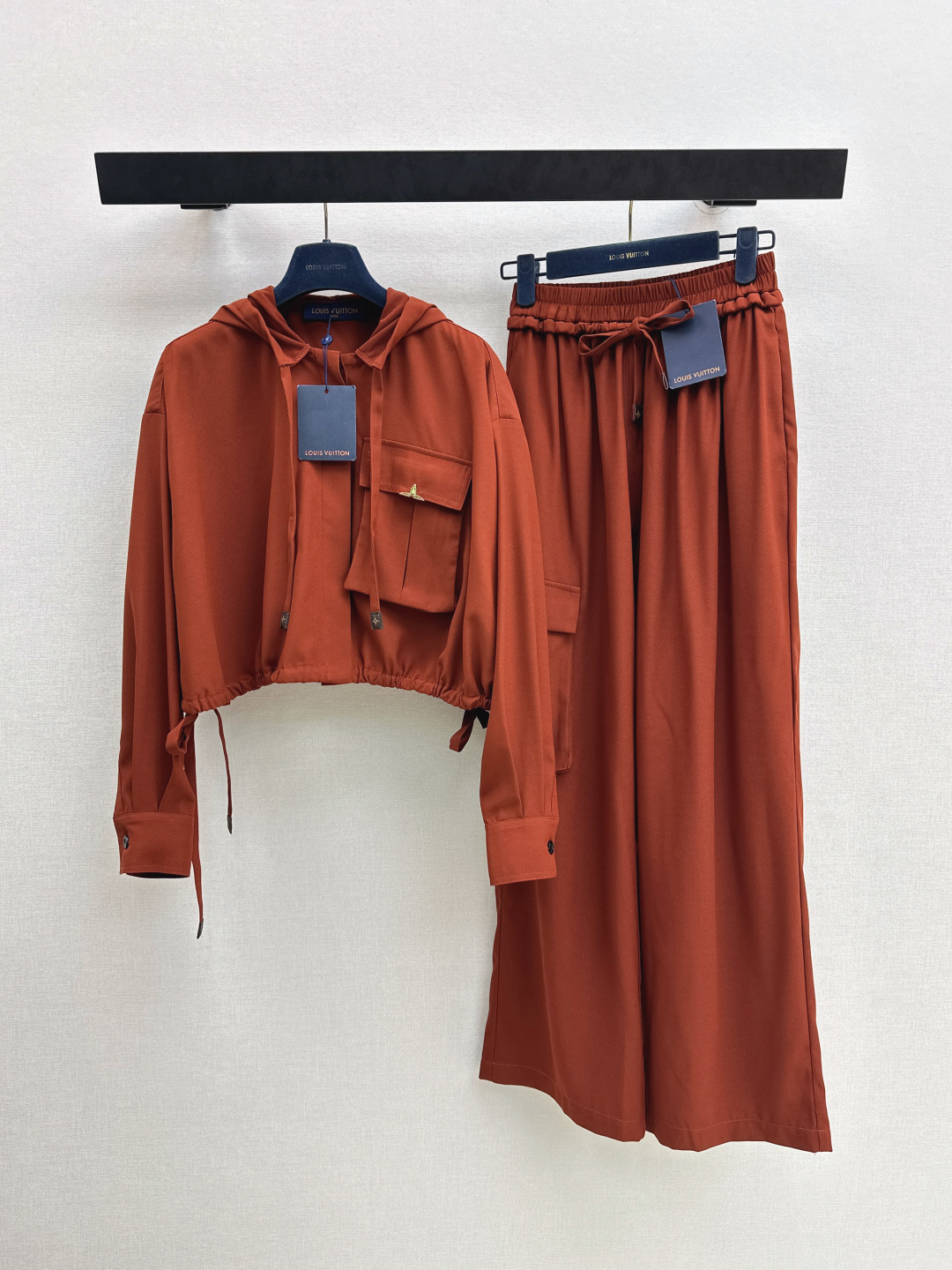 NO:840033,Tops, pants, L home 26Ss————The latest fashionable and modern suit for spring and summer. A cute style. Full of small details. Exquisite workmanship. Age-reducing fashion. Good HOLD style. Won the hearts of fairies. Developed in one color. Ready for sale. smlxl,, louis vuitton,19860909上衣 裤子 L家 26Ss————春夏最新款时髦摩登套装可A可乖的风格满满小细节太加分 做工精致 减龄时尚 好HOLD住造型 深得仙女心 一色分开发 现货发售smlxl,,louis vuitton,,Women's clothing