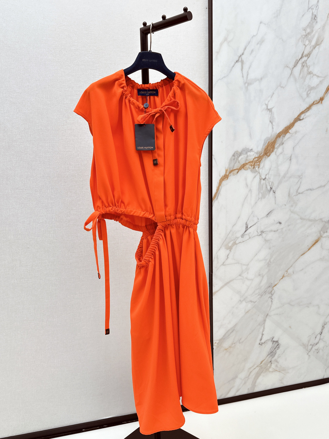 NO:839981,L Family 26Ss————The latest spring and summer long dress with leaky waist design, the style is super western, the upper body is casually high-end, effortlessly fashionable, the overall is simple and generous, the silhouette is comfortable to wear, intellectual and atmospheric, creating a cool and high-end sense. Two colors are available for sale smlxl,, louis vuitton, skirts,19860909L家 26Ss————春夏最新款漏腰设计长款连衣裙版型超洋气 上身就一整个不经意的高级 毫不费力的时髦 整体简约大方 廓形穿着舒适 知性大气 打造飒爽高级感 两色现货发售smlxl,,louis vuitton,skirts,,Women's clothing