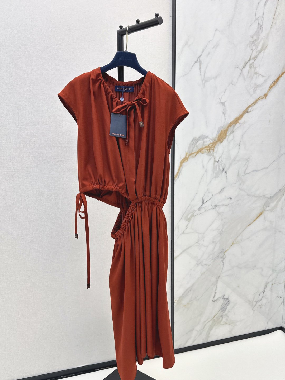 NO:839987,L Family 26Ss————The latest spring and summer long dress with leaky waist design, the style is super western, the upper body is casually high-end, effortlessly fashionable, the overall is simple and generous, the silhouette is comfortable to wear, intellectual and atmospheric, creating a cool and high-end sense. Two colors are available for sale smlxl,, louis vuitton, skirts,19860909L家 26Ss————春夏最新款漏腰设计长款连衣裙版型超洋气 上身就一整个不经意的高级 毫不费力的时髦 整体简约大方 廓形穿着舒适 知性大气 打造飒爽高级感 两色现货发售smlxl,,louis vuitton,skirts,,Women's clothing