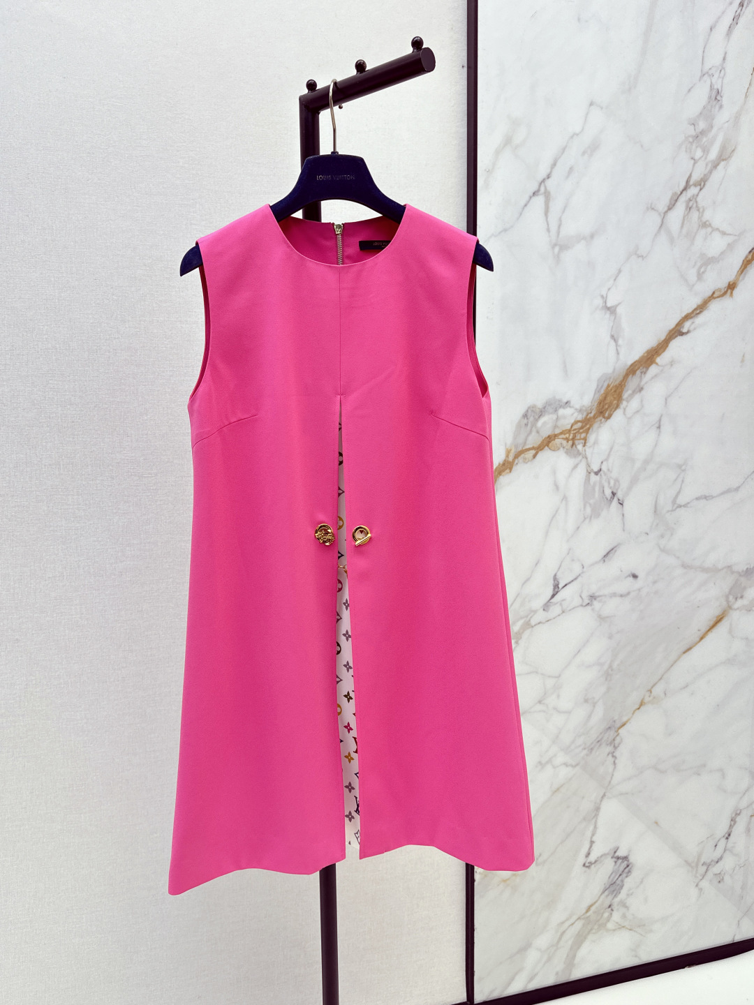 NO:839993,L Family 26Ss————The latest spring and summer fake two-piece sleeveless dress in contrasting colors, the style is super western, the upper body is casually high-end, effortlessly fashionable, the overall is simple and generous, the silhouette is comfortable to wear, intellectual and atmospheric, creating a cool and high-end feel. One color ready for sale sml,, louis vuitton, skirts,19860909L家 26Ss————春夏最新款撞色假两件无袖连衣裙版型超洋气 上身就一整个不经意的高级 毫不费力的时髦 整体简约大方 廓形穿着舒适 知性大气 打造飒爽高级感 一色现货发售sml,,louis vuitton,skirts,,Women's clothing