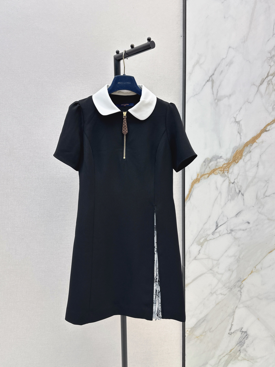 NO:839999,L Family 26Ss————The latest spring and summer contrast color Peter Pan lapel stitched pleated dress, classic design. The upper body is exquisite and capable. It can be matched easily. The customized imported fabric is crisp and stylish, full of high-end. One color ready for sale sml,, louis vuitton, skirts,19860909L家 26Ss————春夏最新款撞色彼得潘翻领拼接压褶连衣裙经典款设计 上身精致又干练得体 搭配起来随心应手 定制的进口面料挺括有型 满满的高级感 一色现货发售sml,,louis vuitton,skirts,,Women's clothing