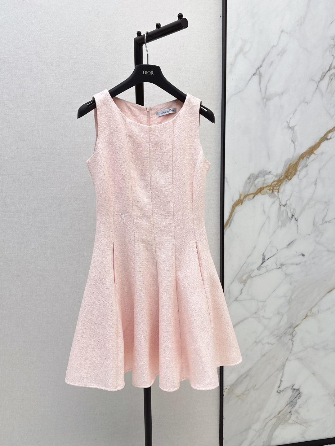 NO:840005,CD 26Ss————The latest spring and summer umbrella-shaped large skirt sleeveless age-reducing pink dress has a super western style. The upper body is casually high-end and effortlessly fashionable. The overall style is simple and elegant. The silhouette is comfortable to wear. It is intellectual and atmospheric. It creates a cool and high-end feeling. One color ready for sale sml,,skirts,19860909CD 26Ss————春夏最新款伞状大裙摆无袖减龄粉连衣裙版型超洋气 上身就一整个不经意的高级 毫不费力的时髦 整体简约大方 廓形穿着舒适 知性大气 打造飒爽高级感 一色现货发售sml,,skirts,,Women's clothing