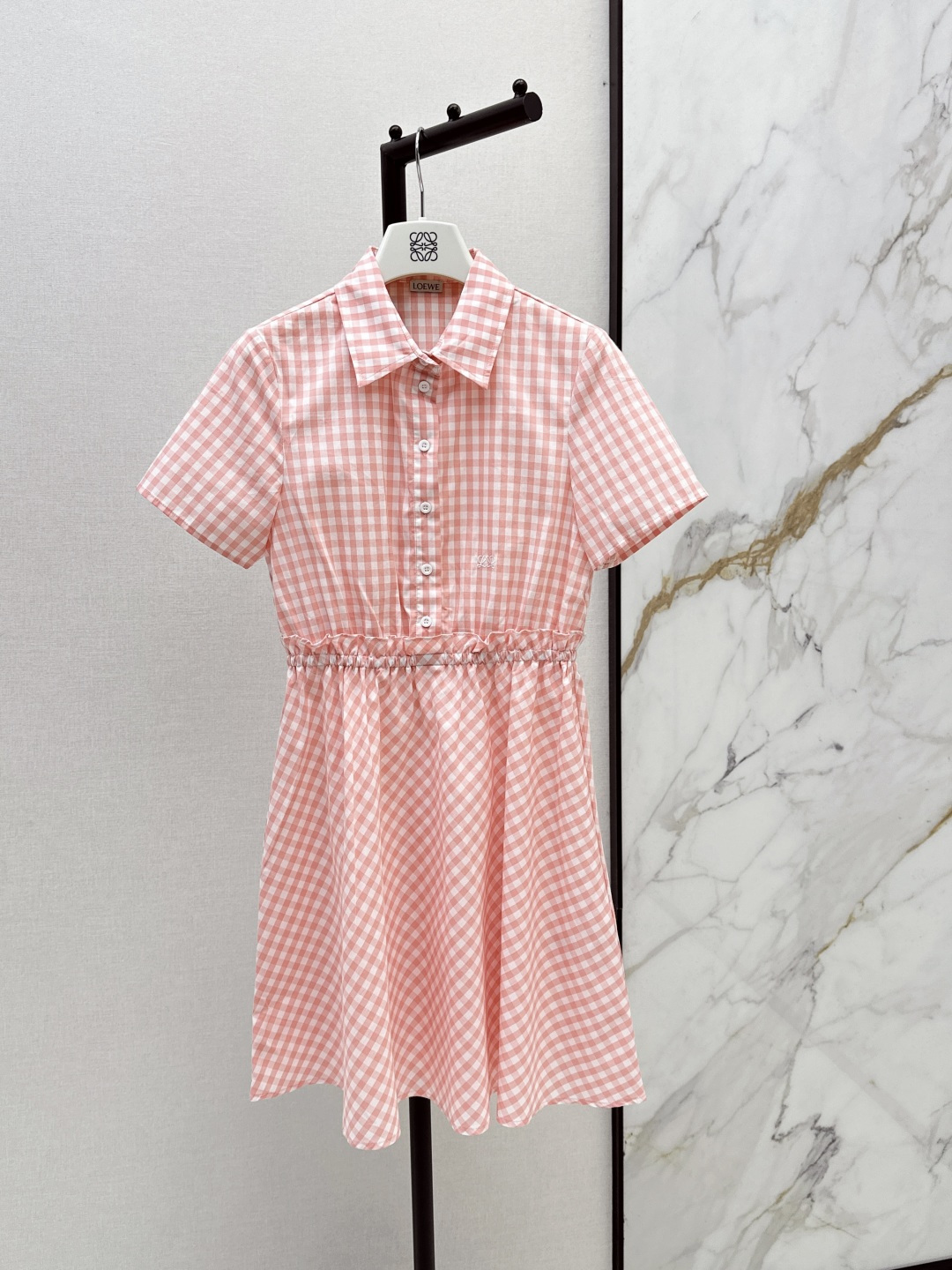 NO:840011,Loe 26Ss————The latest age-reducing plaid pink dress in spring and summer, classic design. The upper body is exquisite and capable. It can be matched easily. The customized imported fabrics are crisp and stylish, full of high-end and full of texture. One color ready for sale sml,,loewe,skirts,19860909Loe 26Ss————春夏最新款减龄格纹粉色连衣裙经典款设计 上身精致又干练得体 搭配起来随心应手 定制的进口面料挺括有型 满满的高级感 质感十足 一色现货发售sml,,loewe,skirts,,Women's clothing