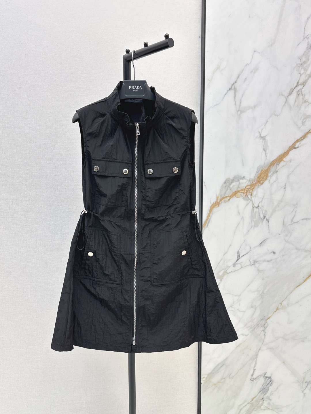 NO:840017,PD 26Ss————The latest spring and summer drawstring waist sleeveless dress has a super western style. The upper body is casually high-end and effortlessly fashionable. The overall design is simple and generous. The silhouette is comfortable to wear. It is intellectual and atmospheric. It creates a cool and high-end feel. Two colors are available for sale now sml,,skirts,19860909PD 26Ss————春夏最新款抽绳收腰无袖连衣裙版型超洋气 上身就一整个不经意的高级 毫不费力的时髦 整体简约大方 廓形穿着舒适 知性大气 打造飒爽高级感 两色现货发售sml,,skirts,,Women's clothing