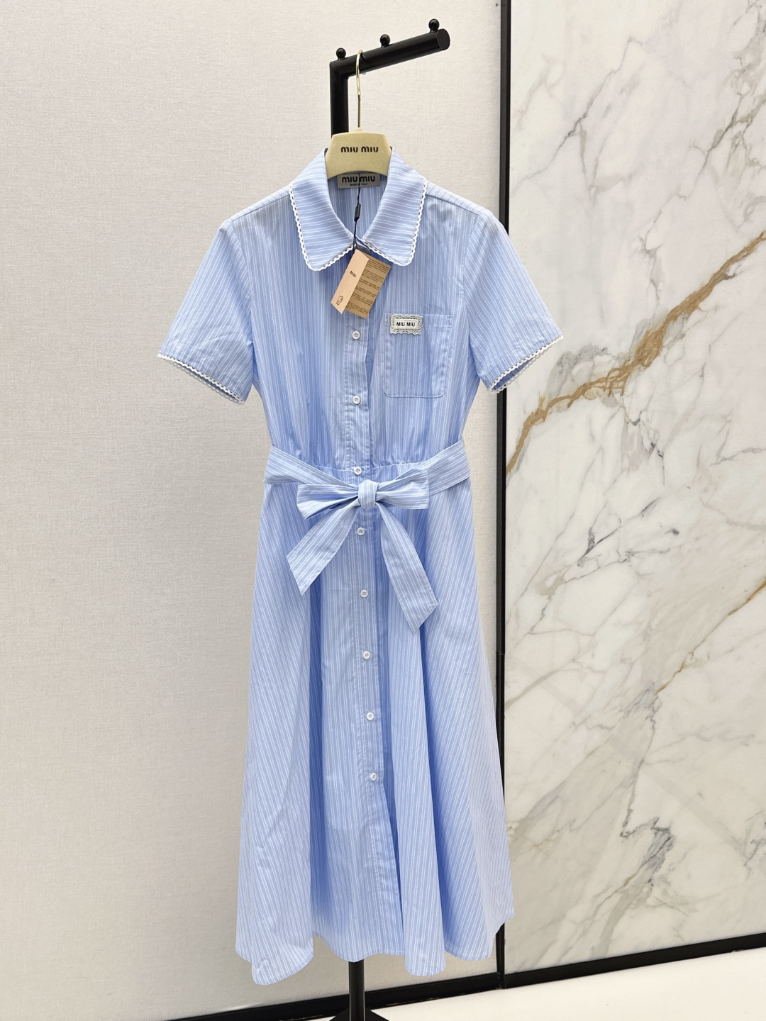 NO:840028,Miu 26Ss——————The latest age-reducing striped long dress for spring and summer, classic design. The upper body is exquisite and capable. It can be matched with ease!  Customized imported fabrics are crisp and stylish, with a full sense of high-end and texture. Available in stock in one color, sml, miumiu, skirts,19860909Miu 26Ss—————春夏最新款减龄条纹长款连衣裙经典款设计 上身精致又干练得体 搭配起来随心应手！定制的进口面料挺括有型 满满的高级感 质感十足 一色现货发售sml,,miumiu,skirts,,Women's clothing
