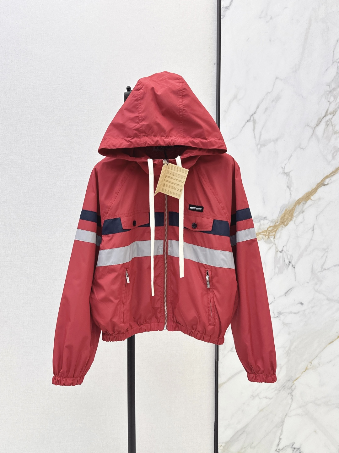 NO:840032,Miu 26Ss————The latest color-blocked hooded windbreaker jacket for spring and summer combines the collision design of work clothes and sun protection clothing. The special material has a sense of texture. Every small detail is paid great attention to. Just the right sense of high-end. Three-dimensional tailoring makes the upper body of the garment more refined and stylish. Customized hardware buckles in the mold. The real thing is amazing. One color ready for sale sml,,miumiu,jackets & coats,hats,19860909Miu 26Ss————春夏最新款拼色连帽风衣外套结合工装与防晒衣的碰撞设计 特殊材质有肌理感 每个小细节都非常注重 恰到好处的高级感 立体剪裁 让成衣上身更为精致洋气 开模定制五金扣 实物太赞啦 一色现货发售sml,,miumiu,jackets & coats,hats,,Women's clothing