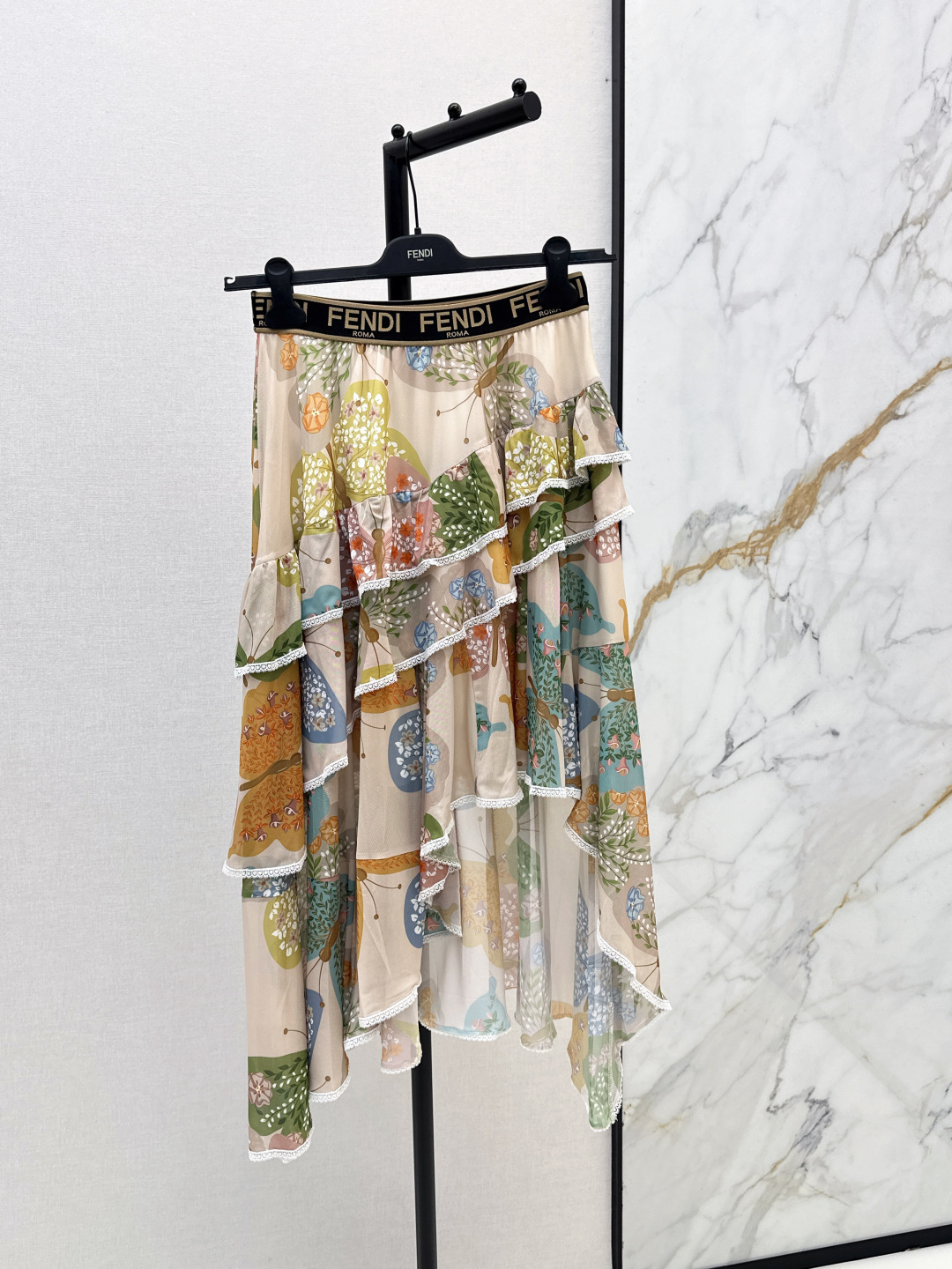 NO:840036,FD 26Ss————The latest spring and summer style irregular skirt with logo webbing decoration. A very thoughtful one. The upper body is cool and sassy. It is made of customized high-quality fabrics. The texture is fine and the cotton feels natural. It is muscular yet soft. It is neat and three-dimensional. One color is available for sale sml,,skirts,19860909FD 26Ss————春夏最新款logo织带装饰不规则半裙 非常用心的一款 上身又酷又飒爽 采用定制高品质面料 纹理细腻棉感自然 既有筋骨感又不失柔软 利落立体剪裁 一色现货发售sml,,skirts,,Women's clothing