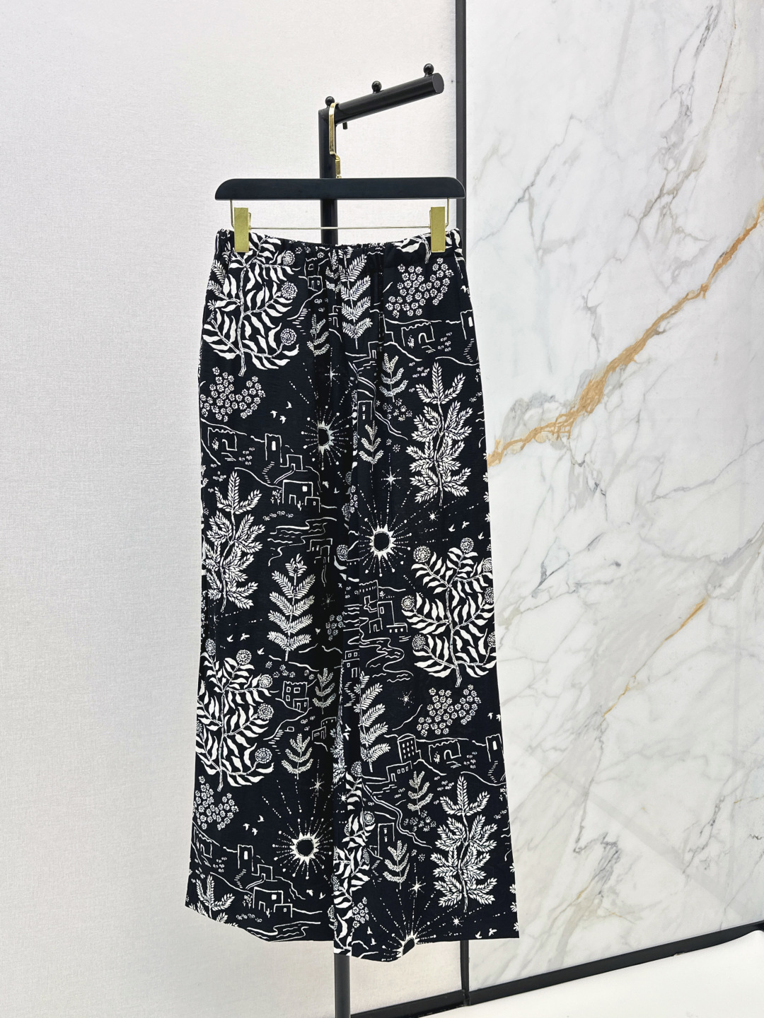NO:840025,Fashionable niche design 26Ss————The latest spring and summer black and white printed wide-leg pants have a lazy and relaxed feel. They are made of light and breathable ramie blended fabrics. The texture has a soft mist feel. The black and white contrasting colors are high-end and eye-catching. The loose elastic waistband does not pinch the flesh. It is matched with a straight wide-leg version. It can easily hide the flesh and cover the crotch. It is friendly to all kinds of leg types. It looks great with a simple white T or a small suspender. It is suitable for daily commuting or traveling.  The upper body looks slim and elegant. One color ready for sale sml,,19860909时髦小众设计 26Ss————春夏最新款黑白印花阔腿裤自带慵懒松弛感 采用轻薄透气苎麻混纺的面料 肌理自带柔雾感 黑白撞色高级又吸睛 宽松橡筋腰头不勒肉 搭配直筒阔腿版型 轻松藏肉遮胯 对各种腿型都很友好 搭配简约白T或小吊带都很出彩 无论是日常通勤还是出游都适配 上身显瘦又显气质 一色现货发售sml,,,Women's clothing