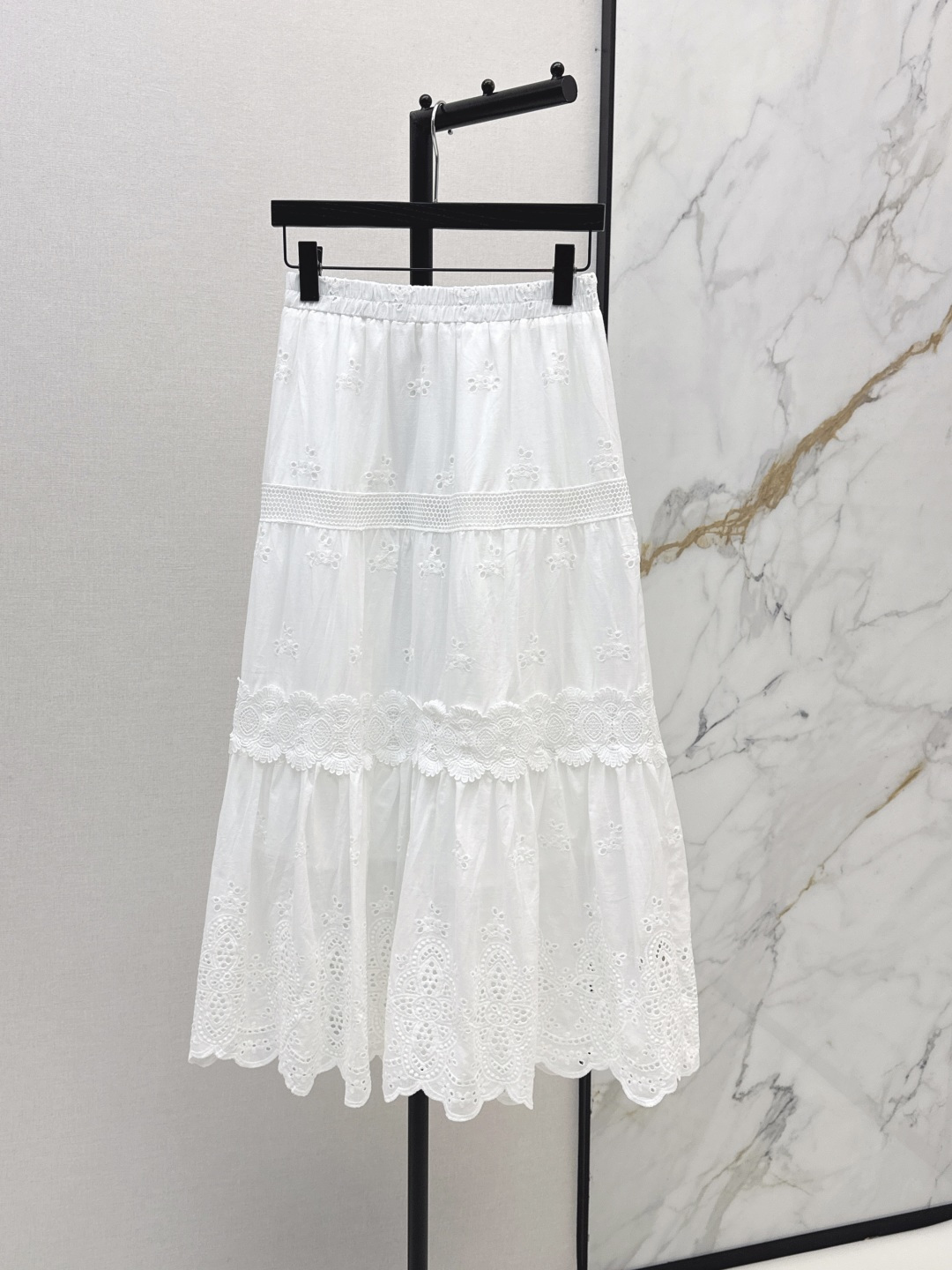 NO:840021,Fashionable niche design 26Ss————The latest heavily embroidered skirt in spring and summer has a gentle atmosphere. It is made of light and breathable cotton fabric. The high-waisted elastic waist design is not tight. It is paired with a three-layer spliced ​​cake skirt, which has a slimming effect. The skirt is covered with exquisite hollow embroidery and lace. The large wave hollow lace at the bottom is full of details. It is flexible and elegant when walking. One color ready for sale sml,,skirts,19860909时髦小众设计 26Ss————春夏最新款重磅刺绣半裙自带温柔氛围感 采用轻薄透气棉面料 高腰松紧腰设计不勒肉 搭配三层拼接蛋糕裙摆,自带显瘦效果 裙身布满精致的镂空绣花与蕾丝花边 底部的大波浪镂空花边更是充满细节 行走间灵动飘逸 一色现货发售sml,,skirts,,Women's clothing