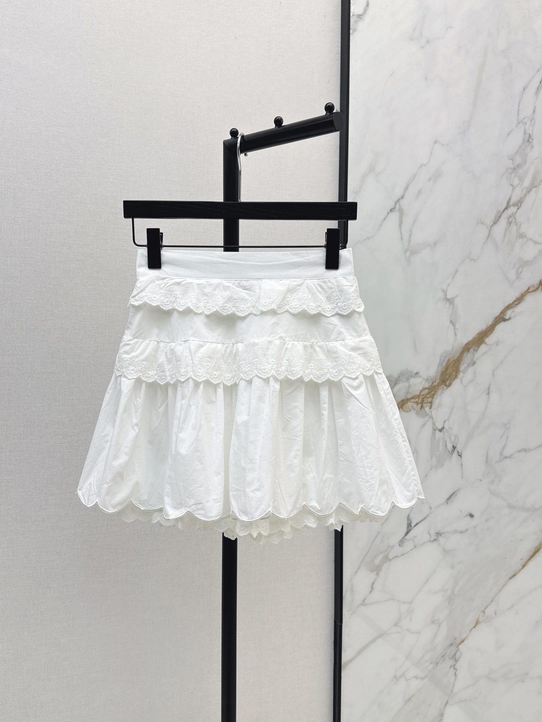 NO:840015,Fashionable niche design 26Ss————The latest spliced ​​embroidered white cake skirt for spring and summer has a girly and sweet element. It can easily create a pure Lolita style look. The three-layer skirt superimposed design has a fluffy and three-dimensional silhouette. Layers of lace ruffles. It is light and agile when walking. The girly feeling is directly full. One color ready for sale sml,,skirts,19860909时髦小众设计 26Ss————春夏最新款拼接刺绣白色蛋糕半裙自带少女感满满的甜美元素 轻松打造纯欲洛丽塔风造型 三层裙摆叠加设计 自带蓬松立体的廓形 层层蕾丝荷叶边 走动时轻盈灵动 少女感直接拉满 一色现货发售sml,,skirts,,Women's clothing