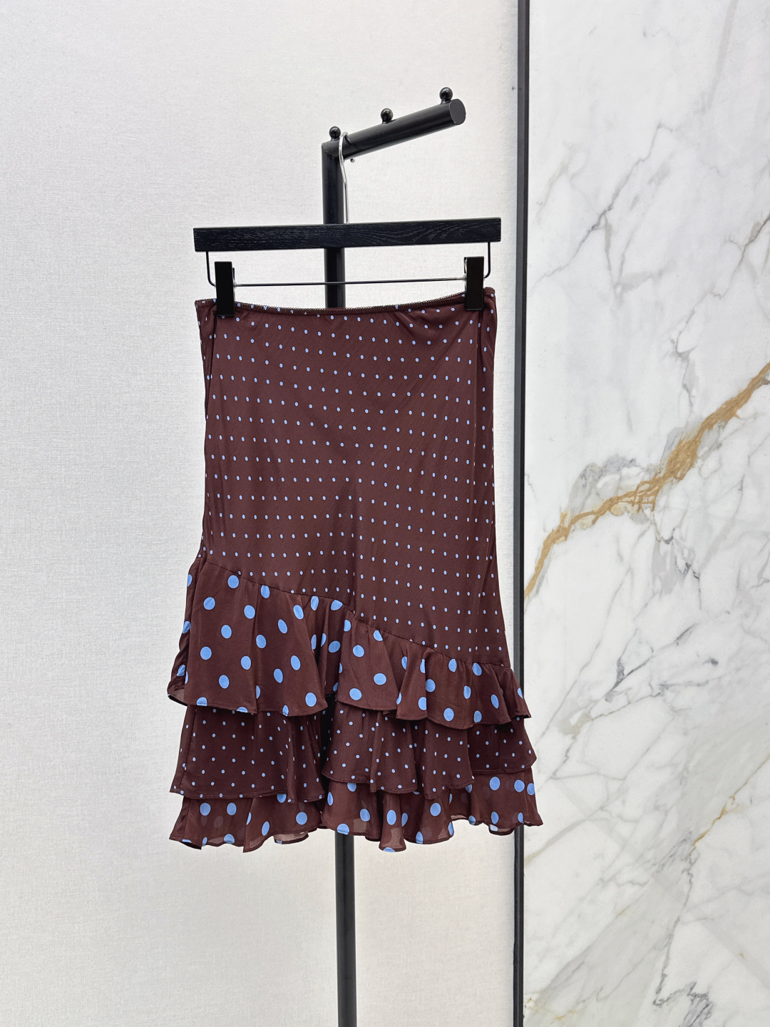 NO:840009,Fashionable niche design 26Ss————The latest French polka dot cake skirt for spring and summer has a retro atmosphere. It is made of light and smooth rayon fabric. It comes with a soft light filter. It feels silky and breathable and has a great drape. It has a smart and elegant effect when walking. Retro and playful. The color is gentle and white, and it is easy to capture the retro atmosphere. Two colors are available for sale sml,,skirts,19860909时髦小众设计 26Ss————春夏最新款法式波点蛋糕半裙自带复古氛围感 采用轻盈垂顺的人丝面料 自带柔光滤镜 触感丝滑透气垂坠感超棒 行走间自带灵动飘逸的效果 复古又俏皮 配色温柔又显白轻松拿捏复古氛围 两色现货发售sml,,skirts,,Women's clothing