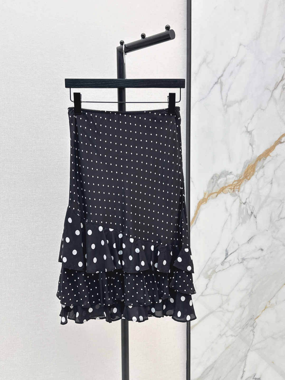 NO:840003,Fashionable niche design 26Ss————The latest French polka dot cake skirt for spring and summer has a retro atmosphere. It is made of light and smooth rayon fabric. It comes with a soft light filter. It feels silky and breathable and has a great drape. It has a smart and elegant effect when walking. Retro and playful. The color is gentle and white, and it is easy to capture the retro atmosphere. Two colors are available for sale sml,,skirts,19860909时髦小众设计 26Ss————春夏最新款法式波点蛋糕半裙自带复古氛围感 采用轻盈垂顺的人丝面料 自带柔光滤镜 触感丝滑透气垂坠感超棒 行走间自带灵动飘逸的效果 复古又俏皮 配色温柔又显白轻松拿捏复古氛围 两色现货发售sml,,skirts,,Women's clothing