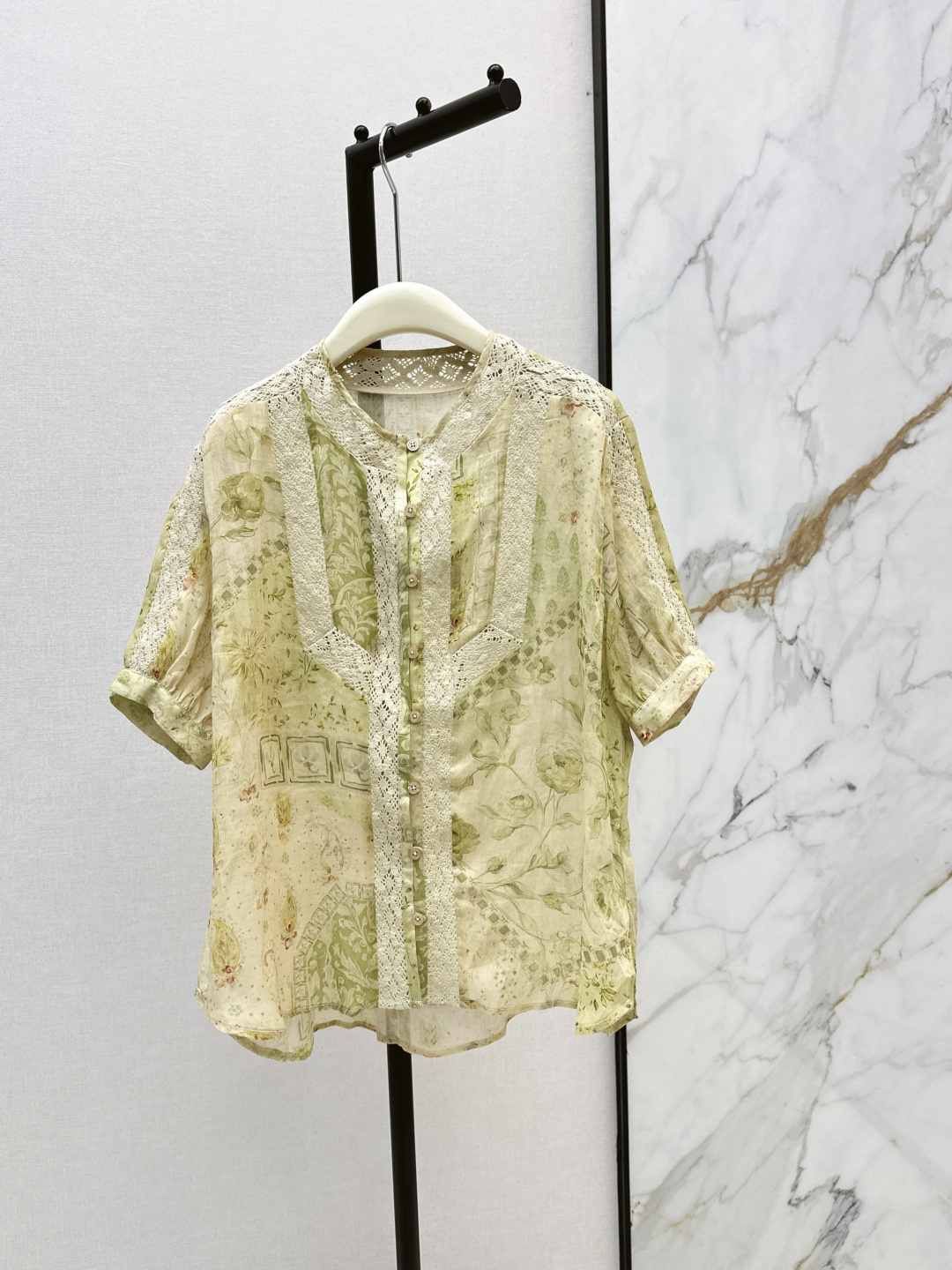 NO:839997,Fashionable niche design 26Ss - the latest forest-style ramie printed shirt for spring and summer. The overall style is gentle and fresh. It is made of 100% ramie, which is light and breathable. It has a natural texture. The semi-transparent texture has a relaxing atmosphere. The background color is a soft apricot tone. It is dyed with a light green retro floral pattern. It is as gentle as a spring oil painting. Two colors are available for sale smlxl,, shirts,19860909时髦小众设计 26Ss————春夏最新款森系氛围感苎麻印花衬衫整体风格温柔又清新 轻薄透气百分百苎麻材质 带着天然的肌理感 半透质感自带松弛氛围感 底色是柔和的米杏调 晕染着浅绿系复古花卉纹样 春日油画一样温柔 两色现货发售smlxl,,shirts,,Women's clothing