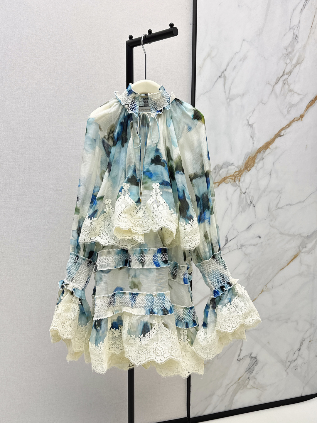 NO:839992,Exclusive first release of Zimmen-M 26Ss - the latest resort-style blue Ponceau flower print dress in early spring. Elegant and fresh holiday style. Elegant pattern print, romantic and elegant white and rich beauty must-have item. One color ready for sale smlxl,,skirts,19860909独家首发 Zimmen-M 26Ss———早春最新款度假风蓝色丽春花印花连衣裙淡雅清新的度假风气息 优雅图案印花浪漫优雅的白富美必备单品 一色现货发售smlxl,,skirts,,Women's clothing