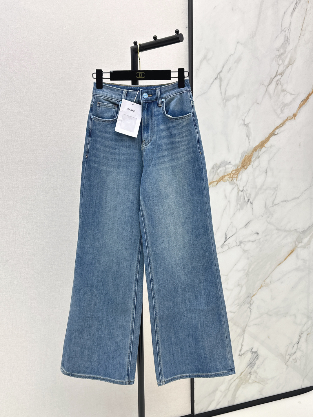 NO:839986,C's 26Ss - the latest straight-leg jeans for early spring. The whole piece is three-dimensional. It is all-round and exquisite to be worn by celebrities. The upper body is super covered and the legs are slim. It is a great item to match. It is simple. It can be worn with a refreshing and fashionable sense of high-end. It is elegant and fashionable in daily life. It is very versatile. The color is very good-looking. The fabric is high-end and texture. A must-have for dates and shopping. One color ready for sale smlxlxxl,,chanel,jeans,19860909C家 26Ss————早春最新款直筒牛仔裤 整件立体剪裁 全方位精致做明星穿搭 上身超级遮肉显瘦 超拉腿部比例 巨好搭配的单品 简简单单 穿出清爽时髦的高级感 日常优雅又时髦巨百搭 颜色很好看 面料高级又有质感 约会逛街必备 一色现货发售smlxlxxl,,chanel,jeans,,Women's clothing