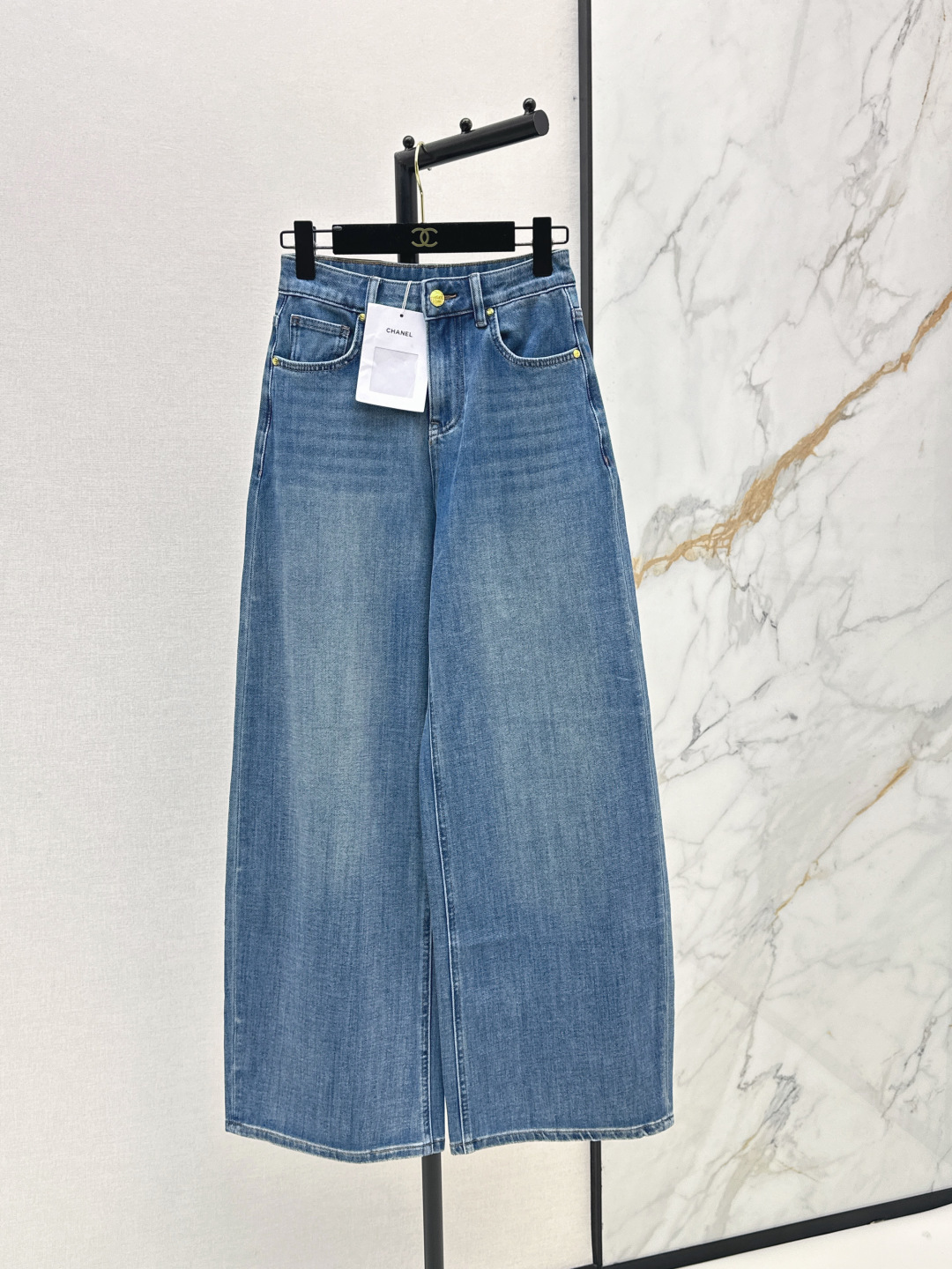 NO:839979,C's 26Ss - the latest straight-leg jeans for early spring. The whole piece is three-dimensional. It is all-round and exquisite to be worn by celebrities. The upper body is super covered and the legs are slim. It is a great item to match. It is simple. It can be worn with a refreshing and fashionable sense of high-end. It is elegant and fashionable in daily life. It is very versatile. The color is very good-looking. The fabric is high-end and texture. A must-have for dates and shopping. One color ready for sale smlxlxxl,,chanel,jeans,19860909C家 26Ss————早春最新款直筒牛仔裤 整件立体剪裁 全方位精致做明星穿搭 上身超级遮肉显瘦 超拉腿部比例 巨好搭配的单品 简简单单 穿出清爽时髦的高级感 日常优雅又时髦巨百搭 颜色很好看 面料高级又有质感 约会逛街必备 一色现货发售smlxlxxl,,chanel,jeans,,Women's clothing