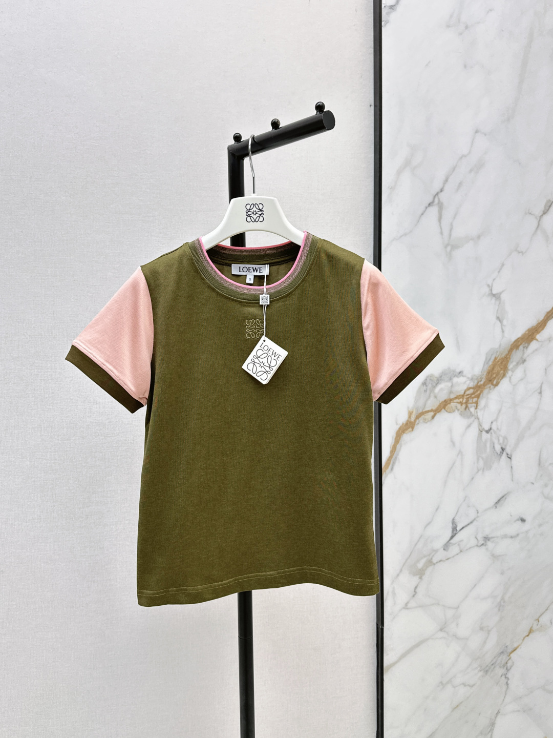 NO:839974,Loe 26Ss————The latest color-blocked raglan short-sleeved T-shirt for spring and summer, olive green + pink contrasting design. Super eye-catching. Pure cotton blend material. Soft and thick, super comfortable to wear in spring and summer. Perfect brand embroidery details on the chest. Raglan sleeves modify the shoulder line, slimming and not tight. Slim and proportional. One color ready for sale sml,, loewe, T-shirt, tees, t-shirt,19860909Loe 26Ss————春夏最新款拼色插肩短袖T恤橄榄绿+粉色撞色设计 视觉超吸睛 纯棉混纺材质 柔软有厚度春夏穿超舒服 胸前品牌刺绣细节满分 插肩袖修饰肩部线条修身不紧身 显瘦又显比例 一色现货发售sml,,loewe,T-shirt,tees，t-shirt,,Women's clothing