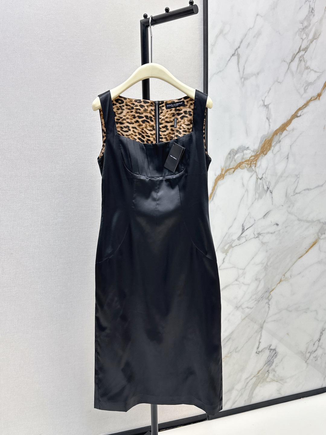 NO:839961,Exclusive first release of DG 26Ss - the latest leopard print lined square-neck sleeveless dress for spring and summer. An elegant little girl's dress. Pleat stitching on the chest. Three-dimensional tailoring. The slimming effect is great. Two colors are on sale now. sml,,skirts,19860909独家首发 DG 26Ss————春夏最新款豹纹内衬方领无袖连衣裙 优雅气质小姐姐的小礼裙 胸前褶皱拼接 立体剪裁版型修身显瘦效果很赞 两色现货发售sml,,skirts,,Women's clothing