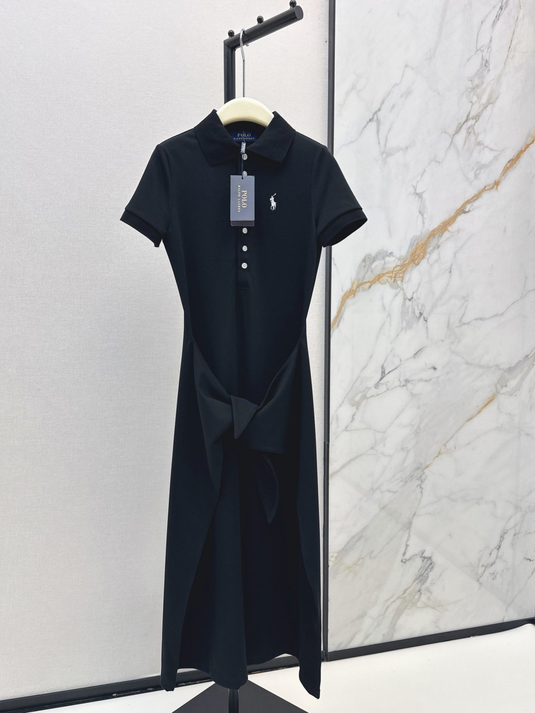 NO:839953,RL 26Ss————The latest spring and summer long Polo dress with a tie at the waist, classic Polo collar + pony logo embroidery, highly recognizable, twist treatment at the waist, wrap-around design to modify the body proportions, elegant and casual, pique mesh cotton material, great effect of covering the flesh and showing height, sports girl commuting style, easy to control the temperament and atmosphere, two colors available for sale sml,,skirts,19860909RL 26Ss————春夏最新款腰间系带长款Polo连衣裙经典Polo领+小马标刺绣 辨识度超高 腰间扭结处理 围裹式设计修饰身材比例 优雅又随性 珠地网眼棉材质 遮肉显高效果很赞 运动少女通勤风 气质氛围感轻松拿捏 两色现货发售sml,,skirts,,Women's clothing