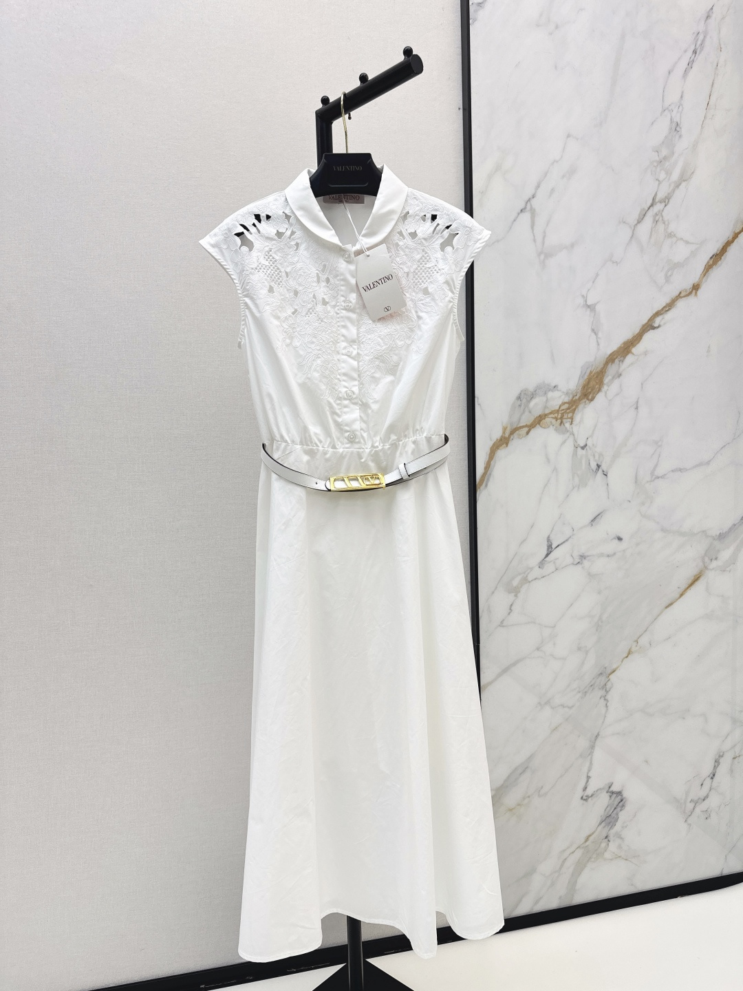 NO:839957,VLTN 26Ss————The latest light luxury French stand-collar lace hollow-waisted white dress for spring and summer. Comes with exquisite belt. Stand-collar sleeveless waist-cinched A-line mid-length skirt. High waistline design to lift the waistline instantly. Optimize body proportions. The large skirt covers the flesh and makes you look slimmer. The neckline and shoulders are made of heavy-duty hollow lace embroidery design with exquisite carvings. It is a stylish and atmospheric item that can be worn for commuting, dating, and vacations.  One color ready for sale sml,,skirts,19860909VLTN 26Ss———春夏最新款轻奢法式立领蕾丝镂空收腰白色连衣裙 配送精美腰带 立领无袖收腰A字中长裙 高腰线设计秒提腰线 优化身材比例 大摆裙摆遮肉显瘦 领口及肩颈处做重工镂空蕾丝刺绣设计雕花精致细腻 是通勤/约会/度假都能穿的气质氛围感单品 一色现货发售sml,,skirts,,Women's clothing