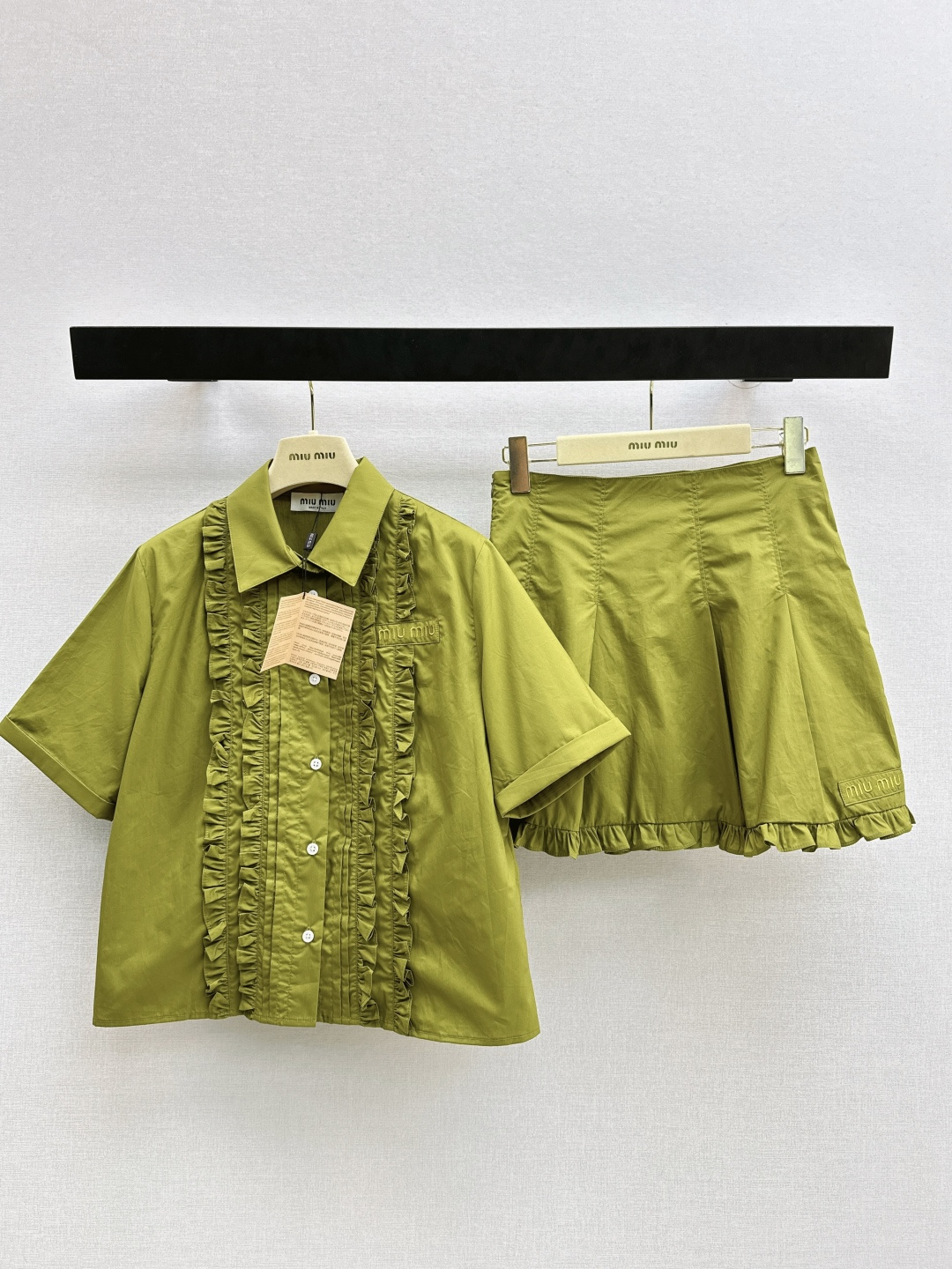 NO:839945,Miu 26Ss————The latest age-reducing sweet lace shirt suit for spring and summer. Loose shirt + skirt. Paired with cute lace design. Retro and sweet, irresistible. Lightweight cotton poplin fabric, smooth and delicate. Pink brings sweetness to the girl's heart. Olive green is refreshing and healing and invincible for whitening the skin. Available in one set. Two colors available for sale sml,,miumiu,skirts,shirts,19860909Miu 26Ss————春夏最新款减龄缪系甜美花边衬衫套装宽松衬衫+半裙 搭配可爱花边设计 复古又甜美让人毫无抵抗力 轻盈纯棉府绸面料,平滑细腻 粉色自带甜感少女心拉满 橄榄绿清爽又治愈 而且无敌显肤白 一套出 两色现货发售sml,,miumiu,skirts,shirts,,Women's clothing