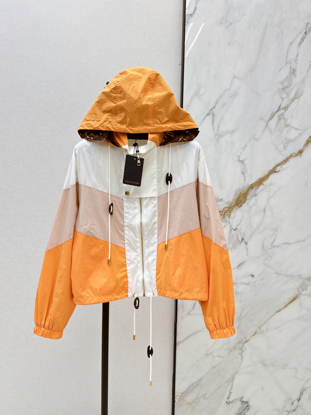 NO:840669,L family 26Ss————The latest color-blocked jacket for spring and summer. Adorable style. Full of small details. Exquisite workmanship. Fashionable for age reduction. Good hold style. Won the hearts of fairies. One color ready for sale. sml,,louis vuitton,jackets & coats,19860909L家 26Ss————春夏最新款拼色外套 可A可乖的风格 满满小细节太加分 做工精致 减龄时尚 好HOLD住造型 深得仙女心 一色现货发售sml,,louis vuitton,jackets & coats,,Women's clothing