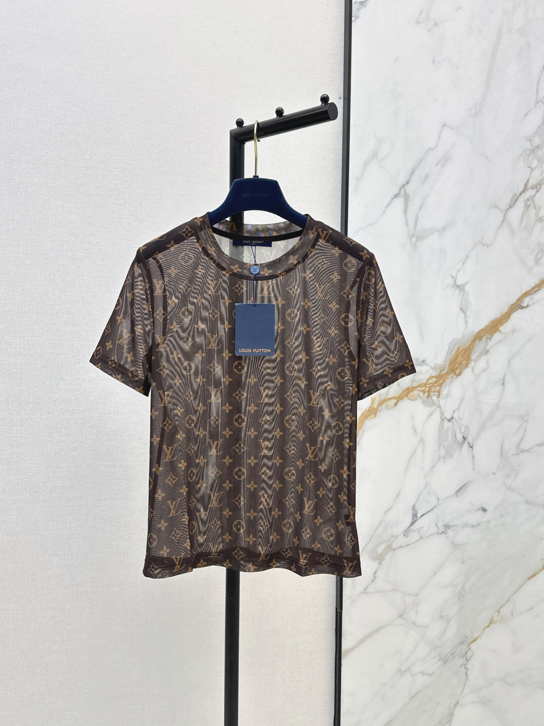 NO:840674,Ljia 26Ss————The latest spring and summer Monograw penetrating printed mesh top is high-end and elegant. It is soft, elastic and very comfortable. It has a full sense of high-end wear. It is semi-seeing. Innovative fabrics are light and soft. The real thing is very good!  Tight-fitting to show off your figure, the upper body is fashionable and versatile. One color ready for sale. SML, Louis Vuitton,19860909L家 26Ss————春夏最新款Monograw渗透印花网纱上衣高级大气 柔软弹力很舒服 满满的穿搭高级感 半透视 创新面料 轻盈柔软 实物非常赞！紧身显身材 上身洋气百搭 一色现货发售sml,,louis vuitton,,Women's clothing