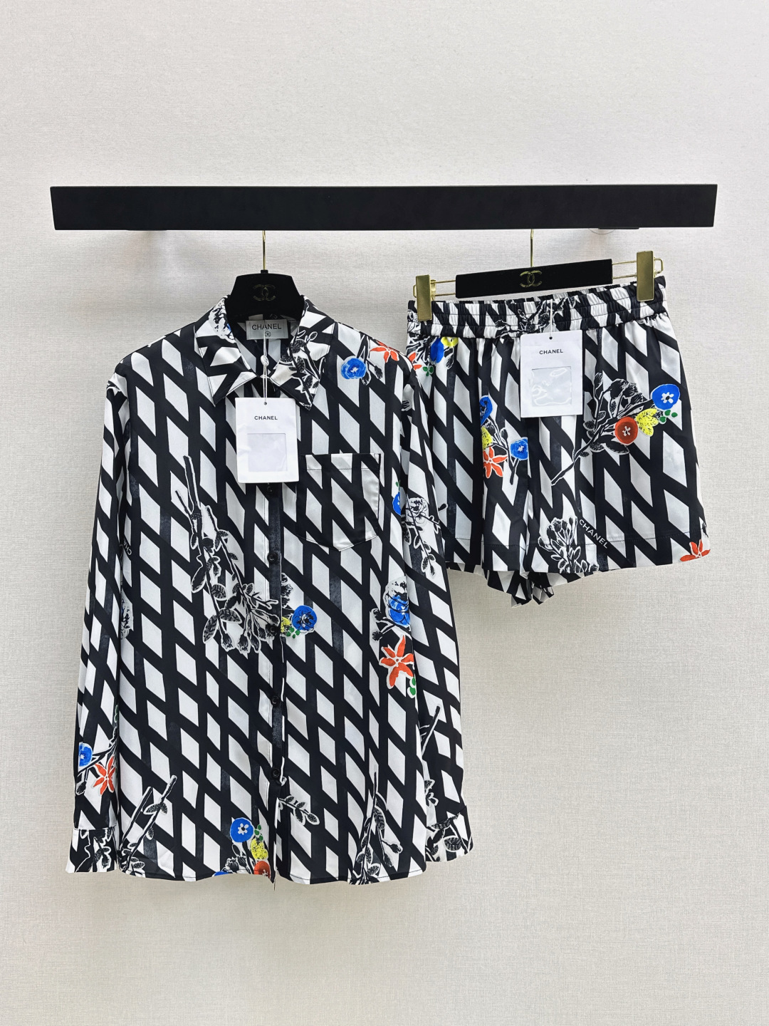 NO:840646,C Home 26Ss————The latest black and white color printing suit for spring and summer, low-key luxury three-dimensional tailoring, streamlined line design, noble and elegant, and full of gentle and intellectual temperament. Imported special materials will be amazing when you receive it. The texture of the customized fabric is awesome. Developed in one color. Available in stock sml,,chanel,19860909C家 26Ss————春夏最新款黑白配色印花套装低调奢华立体剪裁 精简线条感设计 高贵典雅又尽显温柔知性的气质 进口特殊材质 收到手会很惊艳 定制面料质感超赞 一色分开发 现货发售sml,,chanel,,Women's clothing
