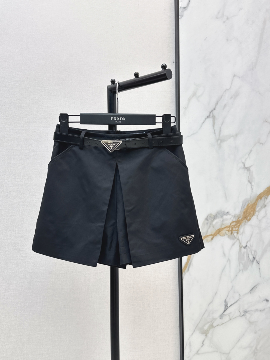 NO:840652,PD 26Ss————The latest spring and summer shorts with triangular logo belt decoration. You are not picky about your body shape. The upper body is particularly good!  The style of the matching is also very versatile. Exquisite and advanced customization. The texture of the textured fabric is awesome. Retro and elegant. The upper body is cool and handsome, age-reducing and fashionable. Two colors are available for sale sml,, shorts,19860909PD 26Ss————春夏最新款三角标腰带装饰短裤 不挑剔身形要求 上身特别赞！搭配的风格也很通吃 精致高级定制 富有肌理感的面料质感超赞 复古优雅 上身酷帅减龄时髦精 两色现货发售sml,,shorts,,Women's clothing