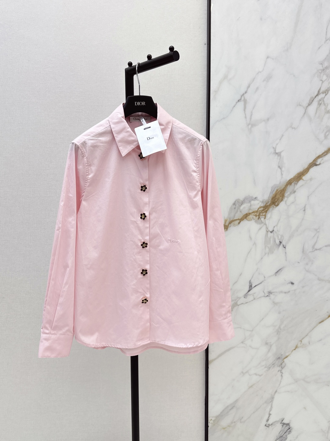 NO:840658,CD 26Ss————The latest age-reducing pink shirt in spring and summer, low-key luxury three-dimensional tailoring, streamlined line design, noble and elegant, and full of gentle and intellectual temperament. Imported special materials will be amazing when you receive it. The texture of the customized fabric is awesome. One color ready for sale smlxl,, shirts,19860909CD 26Ss————春夏最新款减龄粉色系衬衫低调奢华立体剪裁 精简线条感设计 高贵典雅又尽显温柔知性的气质 进口特殊材质 收到手会很惊艳 定制面料质感超赞 一色现货发售smlxl,,shirts,,Women's clothing