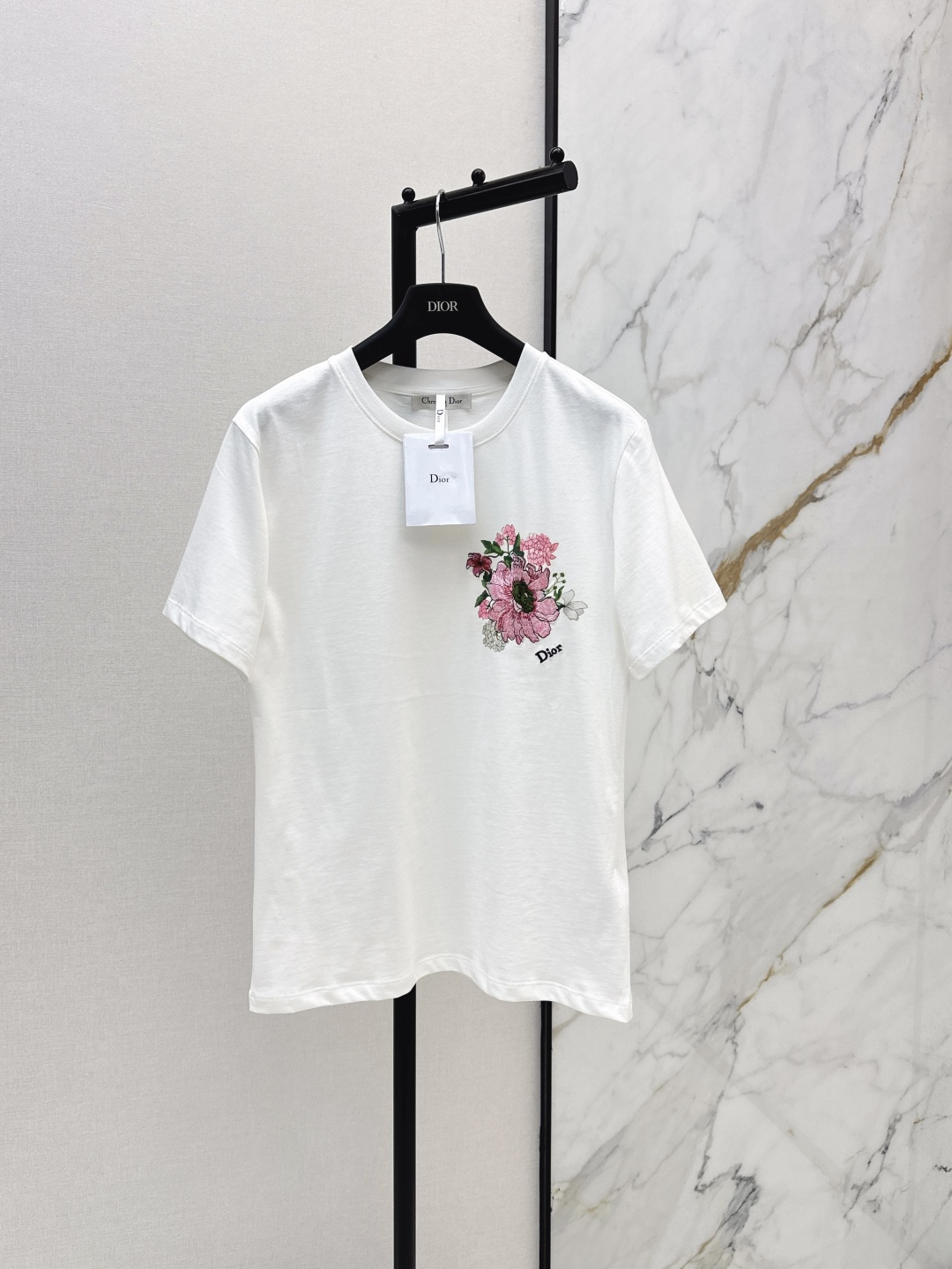 NO:840670,CD 26Ss————The latest printed round neck T-shirt for spring and summer. It is very dense and feels super good. It is a really hard-working one. The details are perfect. The regular version. The upper body is not picky at all. It is simple and generous. It instantly enhances your temperament. Available in stock in one color, sml, tees, t-shirt,19860909CD 26Ss————春夏最新款印花圆领T恤 密度很高手感超好 真的费劲心血的一款 细节完美 常规版型 上身完全不挑人简单大方 瞬间提升气质 一色现货发售sml,,tees，t-shirt,,Women's clothing