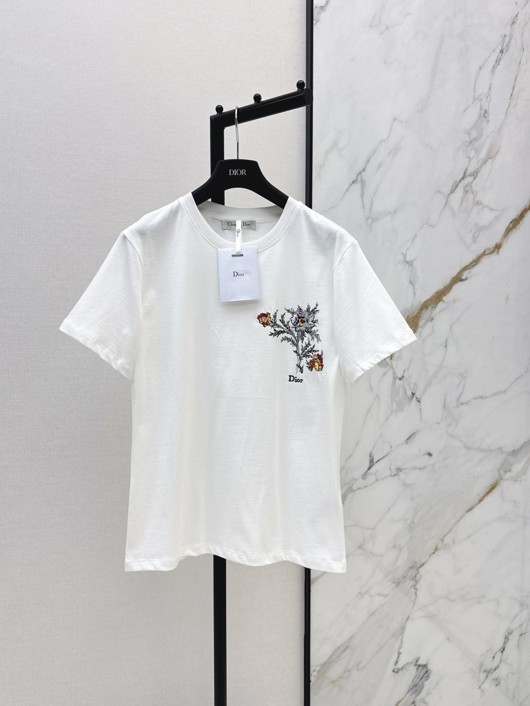 NO:840663,CD 26Ss————The latest printed round neck T-shirt for spring and summer. It is very dense and feels super good. It is a really hard-working one. The details are perfect. The regular version. The upper body is not picky at all. It is simple and generous. It instantly enhances your temperament. Available in stock in one color, sml, tees, t-shirt,19860909CD 26Ss————春夏最新款印花圆领T恤 密度很高手感超好 真的费劲心血的一款 细节完美 常规版型 上身完全不挑人简单大方 瞬间提升气质 一色现货发售sml,,tees，t-shirt,,Women's clothing