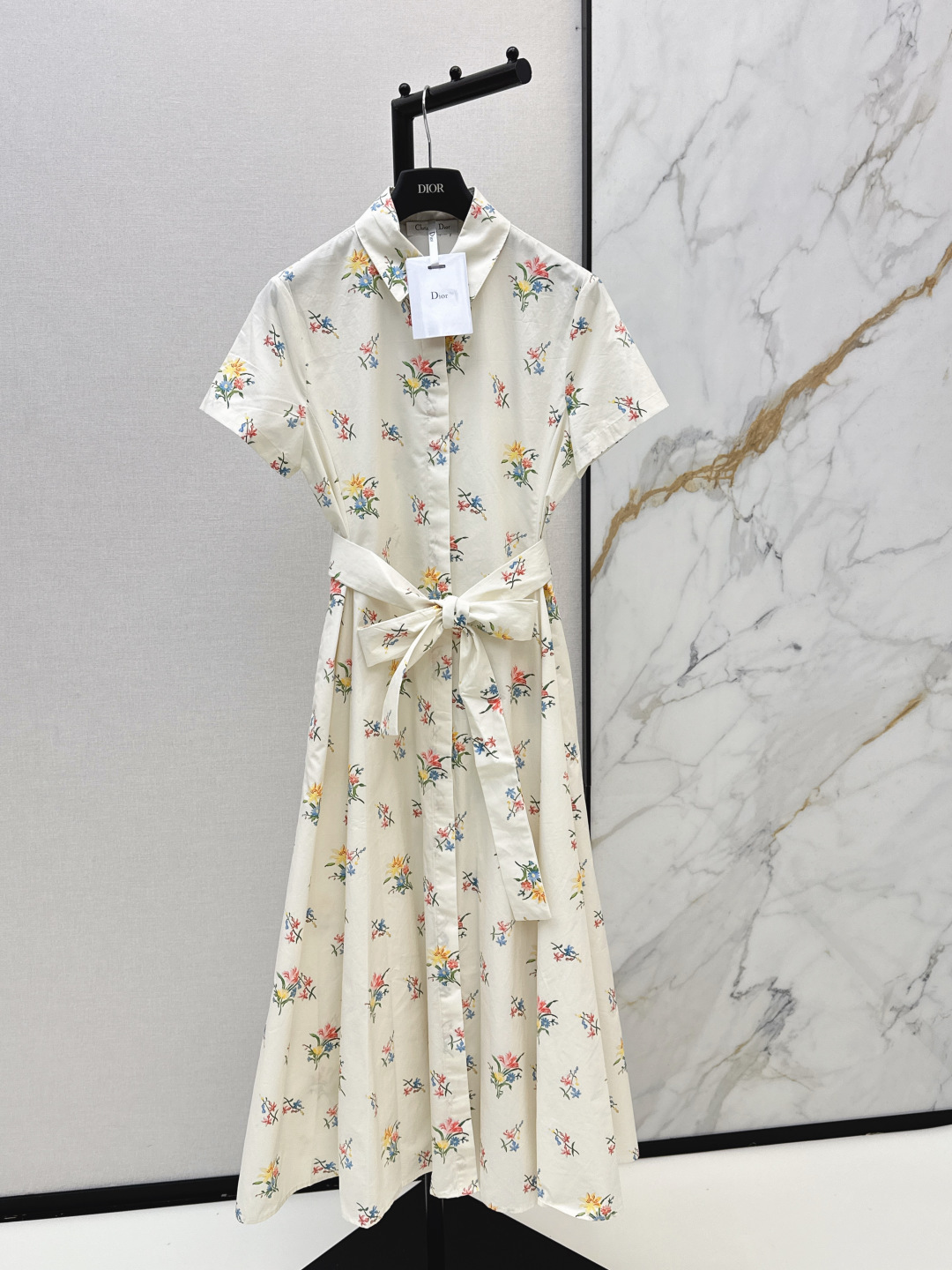 NO:840651,CD 26Ss————The latest floral print long dress for spring and summer. Penetration printing. Classic design. The upper body is exquisite and capable. Easy to match. Customized imported fabrics are crisp and stylish. Full of high-end. One color ready for sale smlxl,,skirts,19860909CD 26Ss————春夏最新款花卉印花长款连衣裙 渗透印花 经典款设计 上身精致又干练得体 搭配起来随心应手 定制的进口面料挺括有型 满满的高级感 一色现货发售smlxl,,skirts,,Women's clothing
