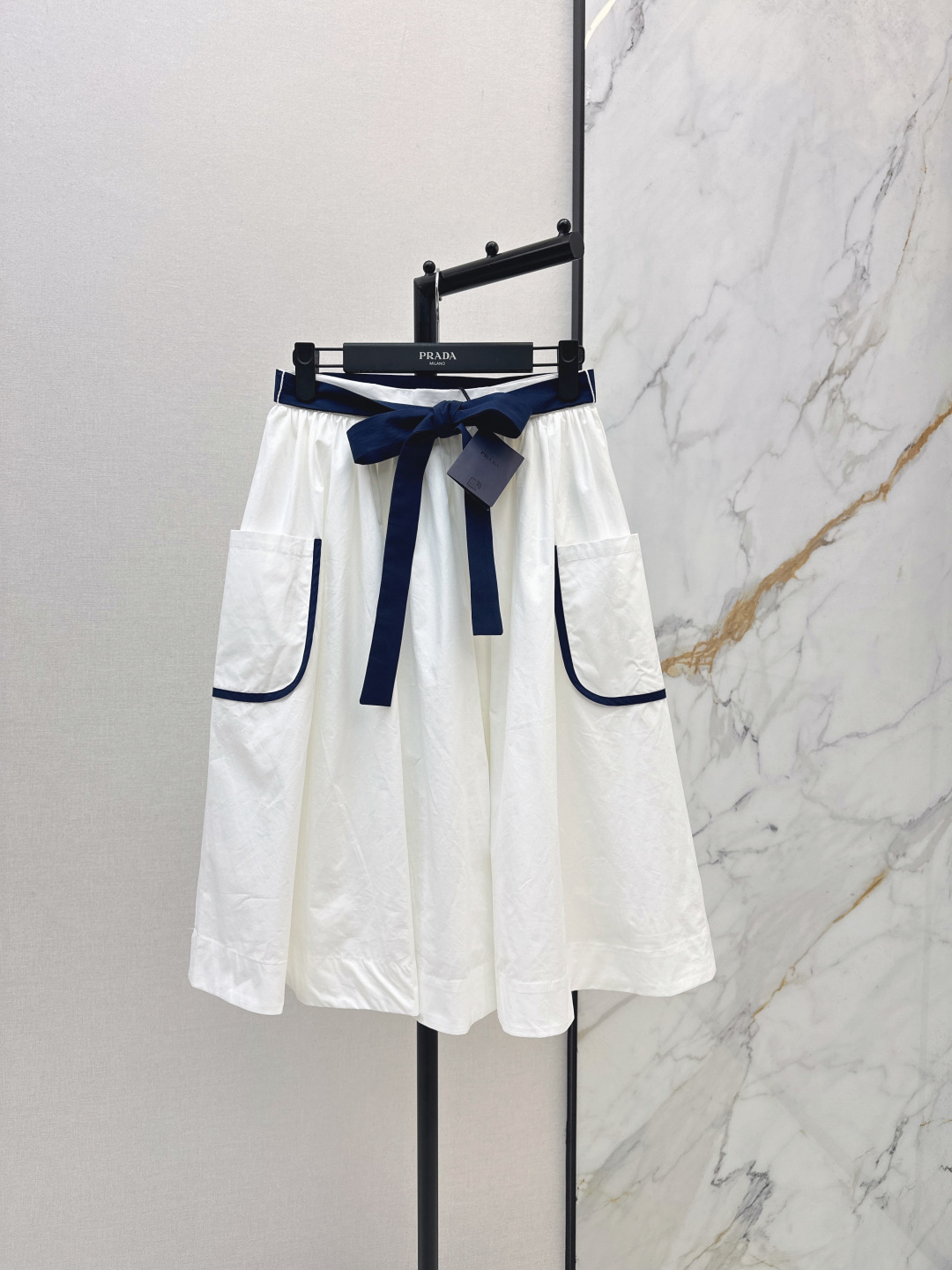 NO:840639,PD 26Ss————The latest contrasting color strap skirt for spring and summer. High-end atmosphere. Full of high-end sense of wear. Innovative fabric. Real product is very good. The upper body is fashionable and versatile. One color ready for sale sml,,skirts,19860909PD 26Ss————春夏最新款撞色绑带半裙 高级大气 满满的穿搭高级感 创新面料 实物非常赞 上身洋气百搭 一色现货发售sml,,skirts,,Women's clothing