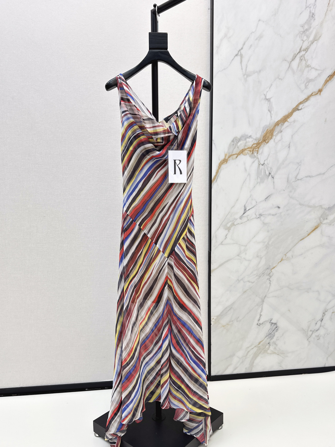 NO:840678,Fashionable niche design 26Ss————The latest printed silk dress for spring and summer. Sweet and age-reducing. Very refreshing to wear in summer. It is also suitable for vacation. One-line neck design with waist three-dimensional tailoring. An elegant young lady look~~ One color ready for sale smlxl,,skirts,real silk,19860909时髦小众设计 26Ss————春夏最新款印花真丝连衣裙 甜美减龄 夏天穿很清新 度假也很适合 一字领设计搭配收腰立体剪裁 一整个优雅小姐姐Look～～ 一色现货发售smlxl,,skirts,real silk,,Women's clothing
