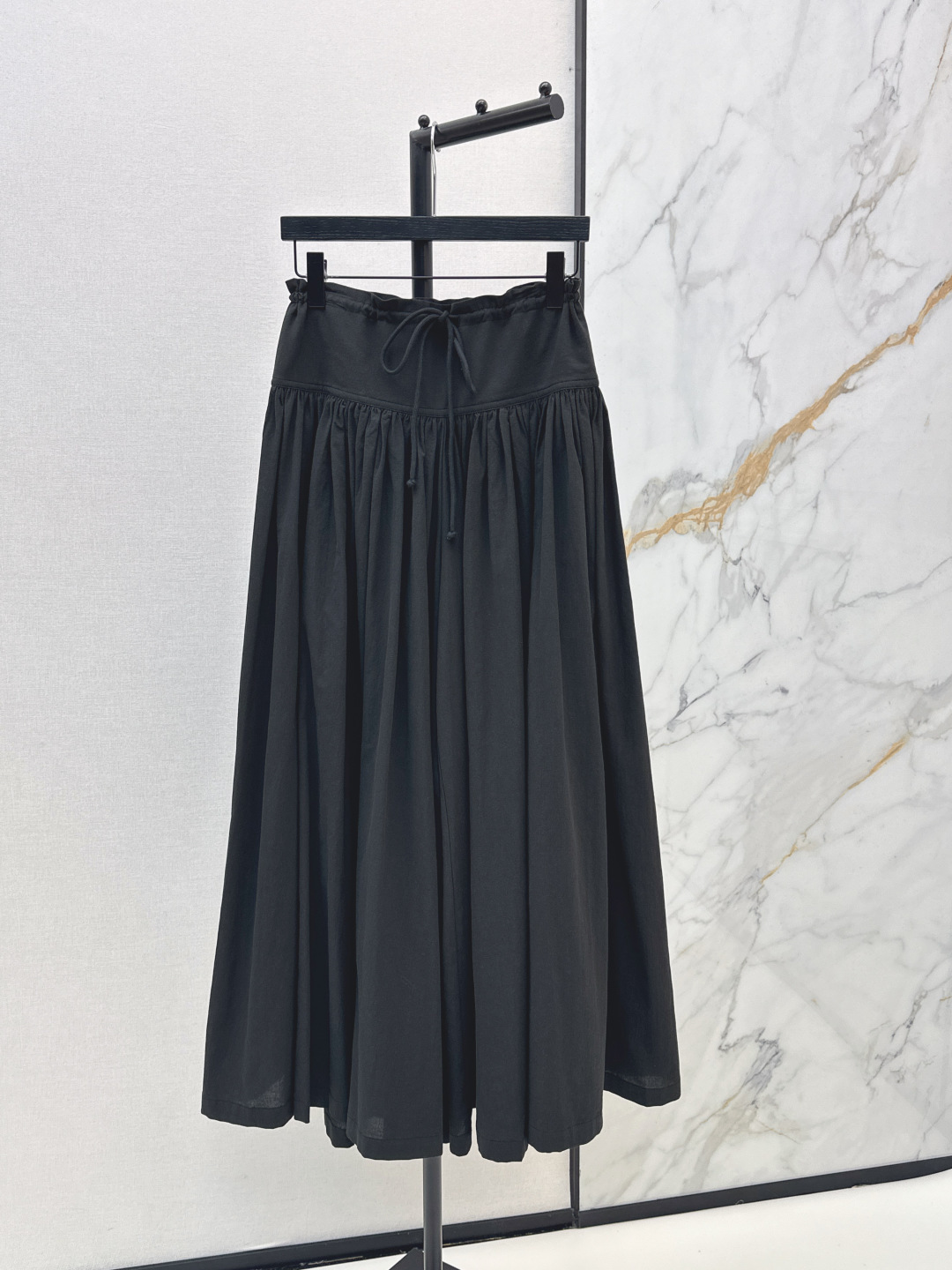 NO:840682,Fashionable niche design 26Ss————The latest spring and summer hakama with a lazy waist drawstring strap design is so beautiful. The design of the hakama makes the upper body look like a skirt. The custom-made fabric has a slightly wrinkled texture. The amount is super large and the upper body has a three-dimensional feel. The recommended skirt of the year will be released no matter what it is paired with. It has a full sense of relaxation. Two colors are available for sale sml,,skirts,19860909时髦小众设计 26Ss————春夏最新款慵懒腰部抽绳绑带设计裤裙 太好看啦 裤裙的设计 上身就像是一条半裙 定制的面料 带有一点微褶皱肌理感 用量超足 上身很有立体感 年度推荐的半裙 不管搭配什么都出片 松弛感拉满 两色现货发售sml,,skirts,,Women's clothing