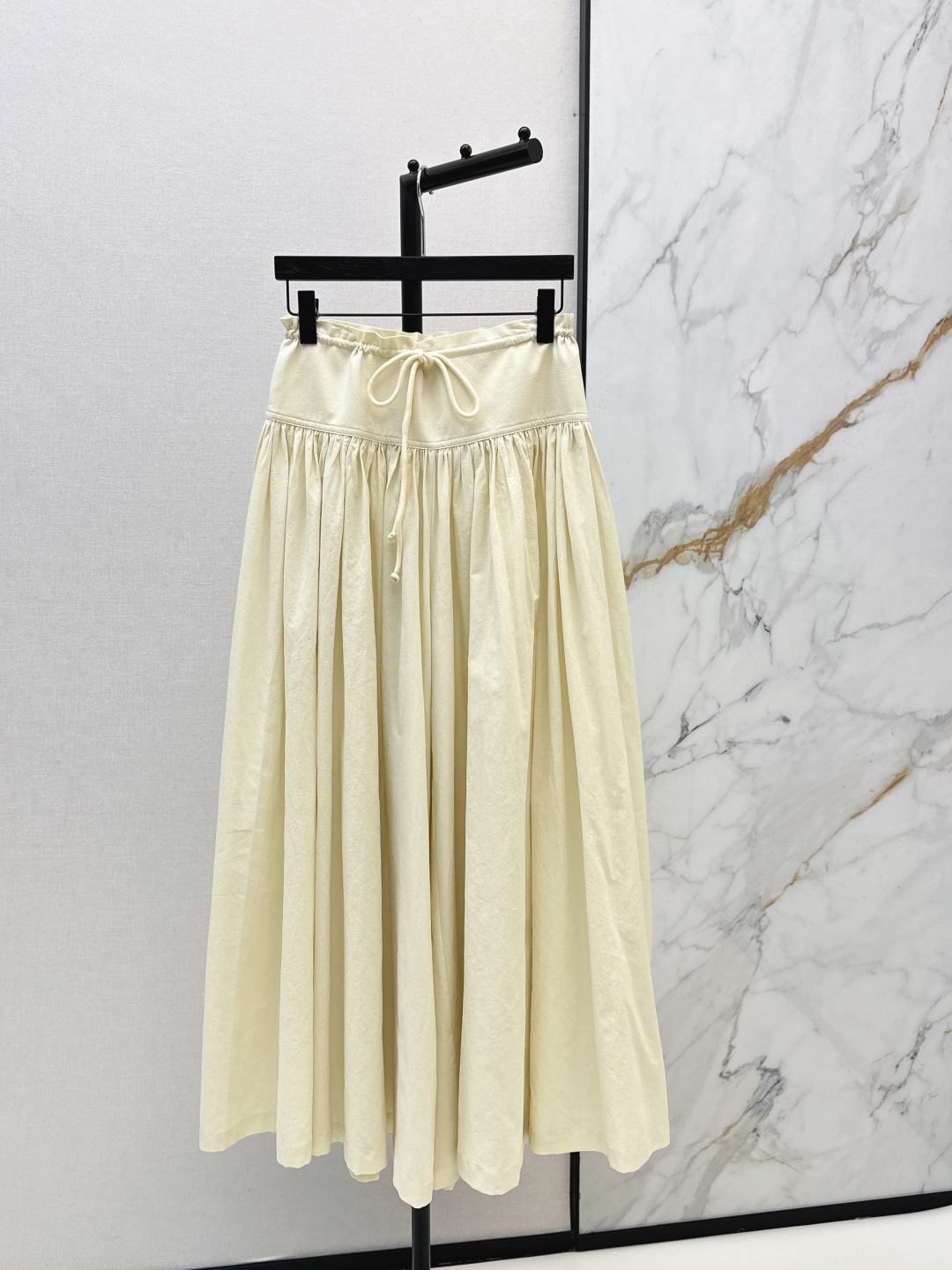 NO:840686,Fashionable niche design 26Ss————The latest spring and summer hakama with a lazy waist drawstring strap design is so beautiful. The design of the hakama makes the upper body look like a skirt. The custom-made fabric has a slightly wrinkled texture. The amount is super large and the upper body has a three-dimensional feel. The recommended skirt of the year will be released no matter what it is paired with. It has a full sense of relaxation. Two colors are available for sale sml,,skirts,19860909时髦小众设计 26Ss————春夏最新款慵懒腰部抽绳绑带设计裤裙 太好看啦 裤裙的设计 上身就像是一条半裙 定制的面料 带有一点微褶皱肌理感 用量超足 上身很有立体感 年度推荐的半裙 不管搭配什么都出片 松弛感拉满 两色现货发售sml,,skirts,,Women's clothing