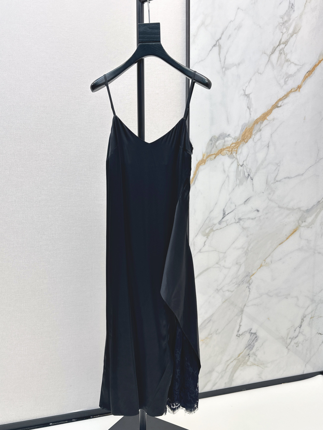 NO:840690,Acn～E 26Ss————The latest irregularly cut double-layer fabric suspender dress for spring and summer. Recommended model. Super straight fit. Double-layer fabric. The lining is lace. Irregular slit design. The upper body is super tall. It has a magical sense of divided body proportions. Recommended for vacation or daily life. Two colors available for sale sml,,skirts,19860909Acn～E 26Ss————春夏最新款不规则剪裁双层面料吊带连衣裙 推荐款 版型超级正 双层面料 内里是蕾丝 不规则开叉设计 上身超级显高 有种分割身材比例魔力感 度假或者日常都推荐 两色现货发售sml,,skirts,,Women's clothing