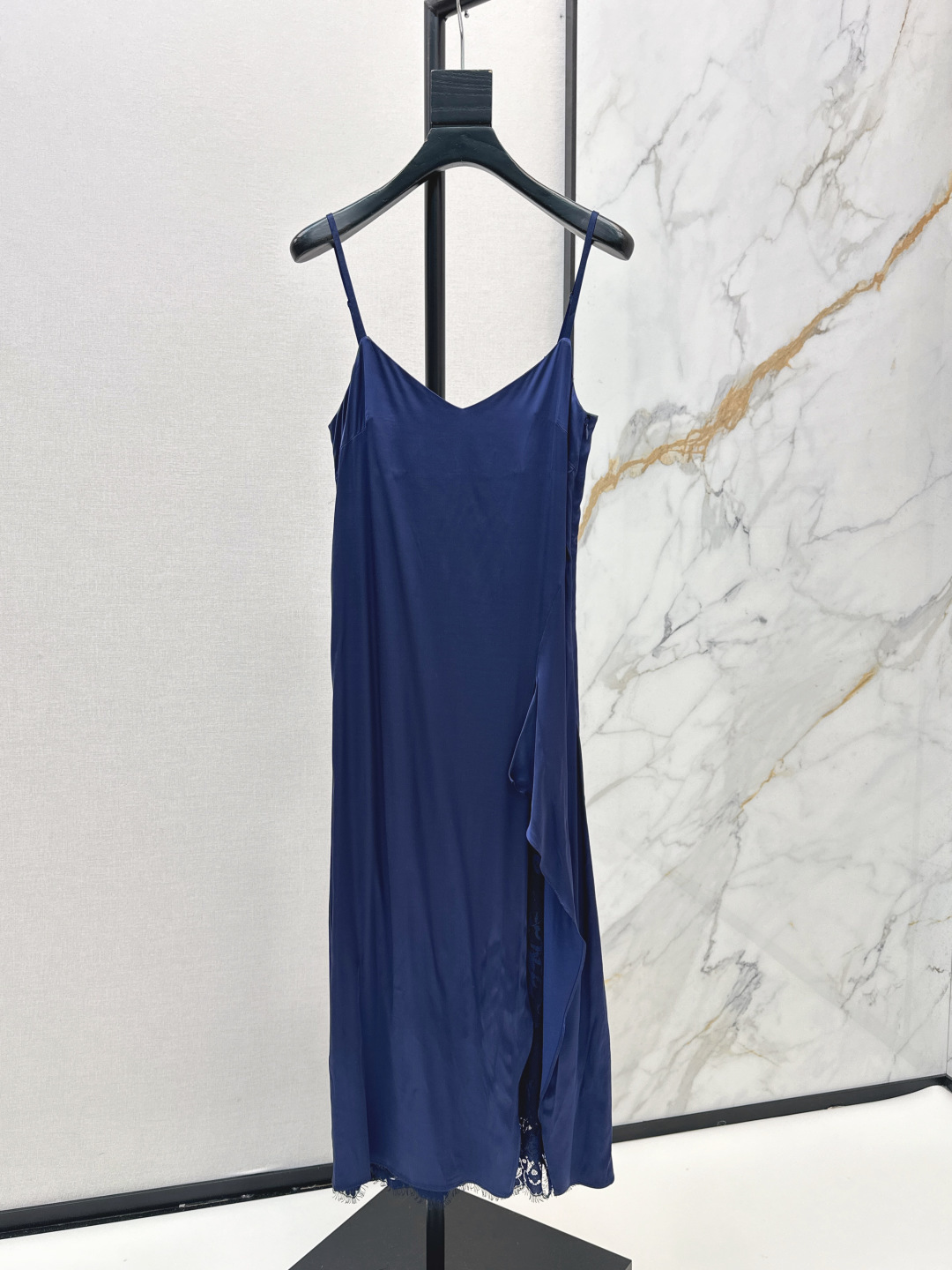 NO:840694,Acn～E 26Ss————The latest irregularly cut double-layer fabric suspender dress for spring and summer. Recommended model. Super straight fit. Double-layer fabric. The lining is lace. Irregular slit design. The upper body is super tall. It has a magical sense of divided body proportions. Recommended for vacation or daily life. Two colors available for sale sml,,skirts,19860909Acn～E 26Ss————春夏最新款不规则剪裁双层面料吊带连衣裙 推荐款 版型超级正 双层面料 内里是蕾丝 不规则开叉设计 上身超级显高 有种分割身材比例魔力感 度假或者日常都推荐 两色现货发售sml,,skirts,,Women's clothing